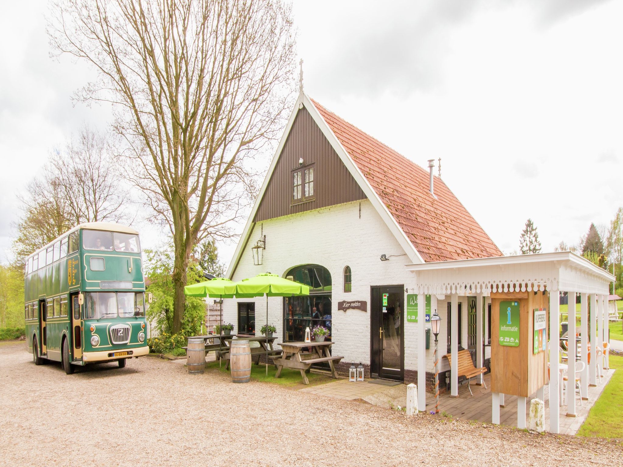 De buitenkant van Chaletpark Kuiperberg 4 in Ootmarsum