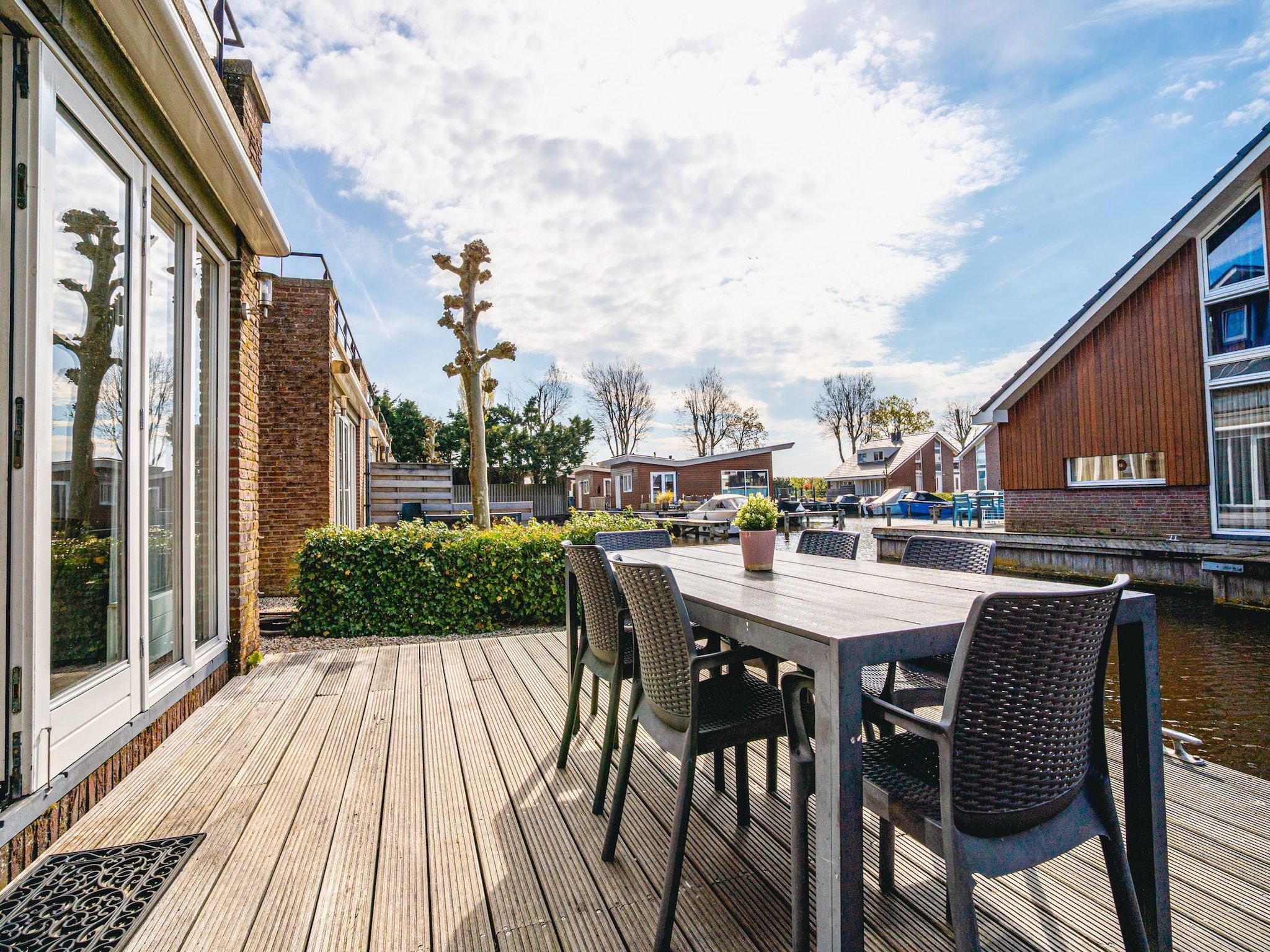 Het terras van Waterpark de Meerparel  1 in Uitgeest