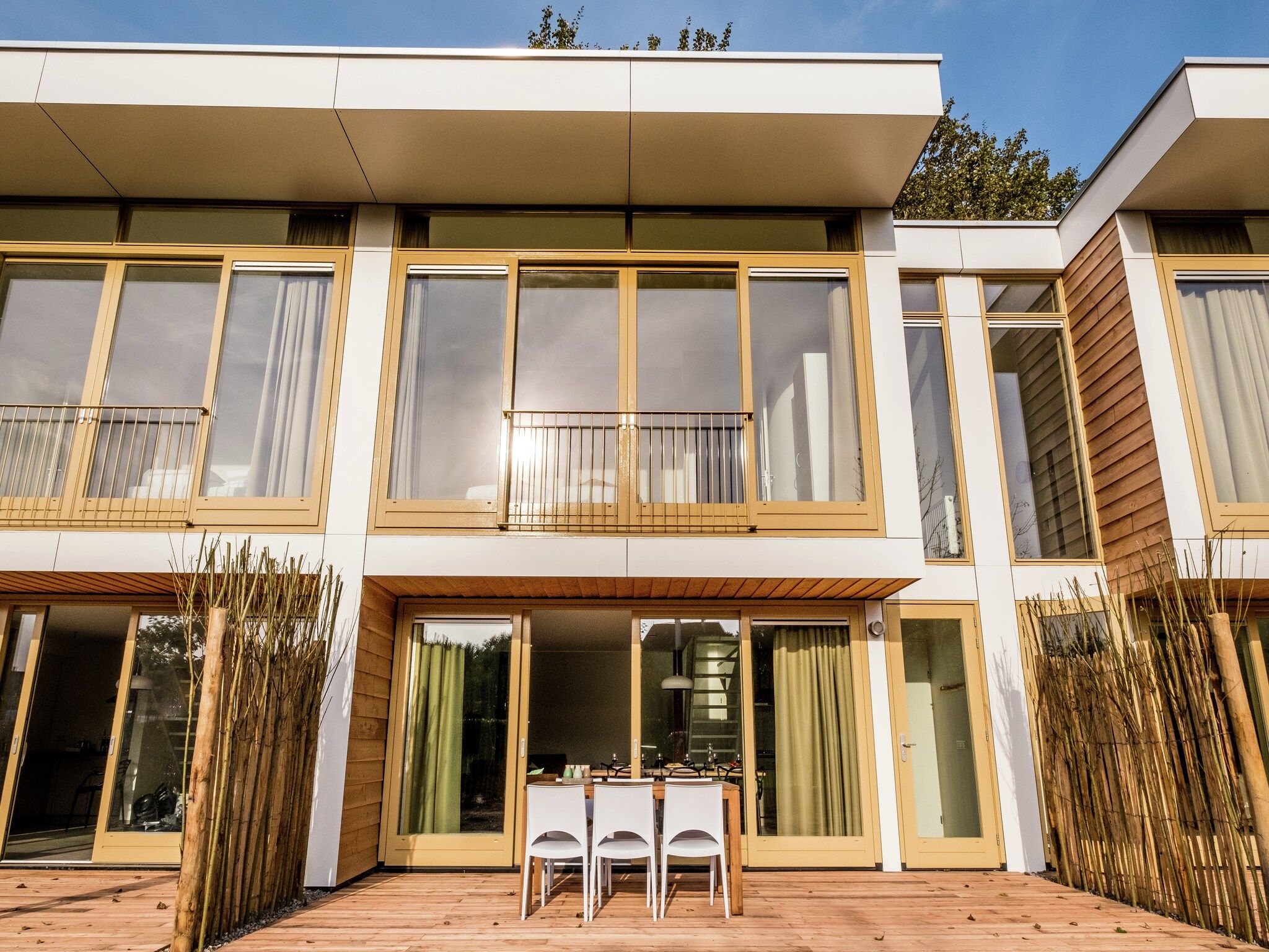 Het terras van Noordzee Resort Vlissingen 1 in Vlissingen