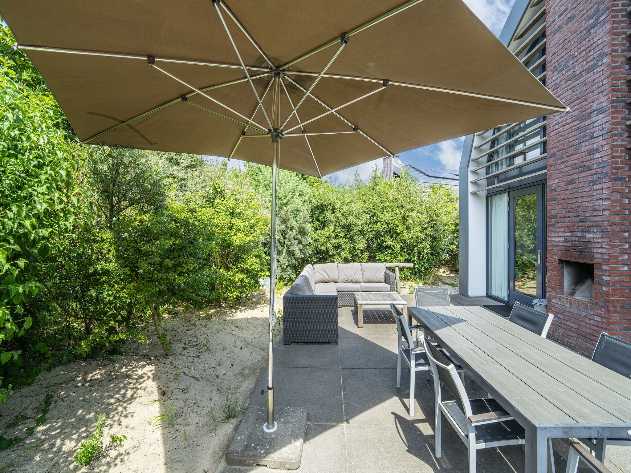 Het terras van Villa Egmond in Egmond aan den Hoef