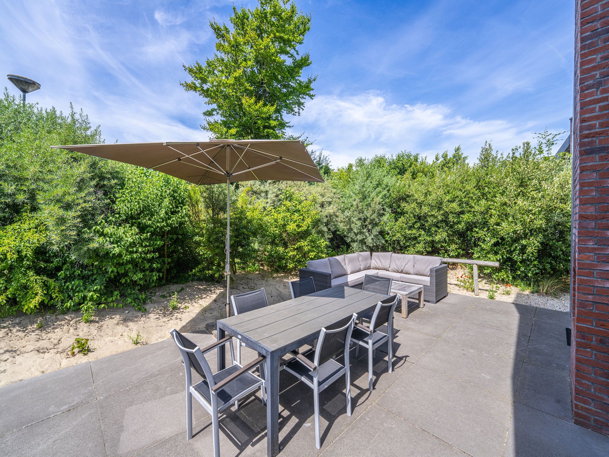 Het terras van Villa Egmond in Egmond aan den Hoef