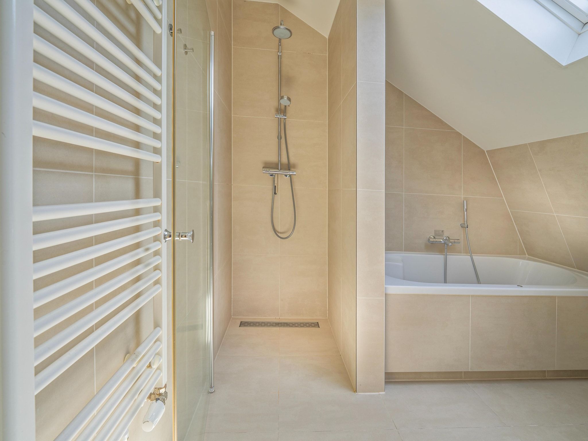 De badkamer van Villa Egmond in Egmond aan den Hoef