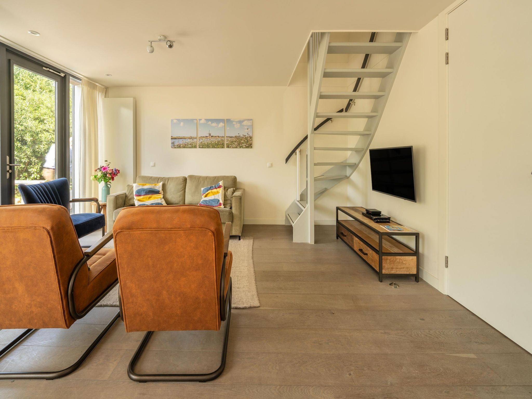 De woonkamer van Villa Egmond in Egmond aan den Hoef