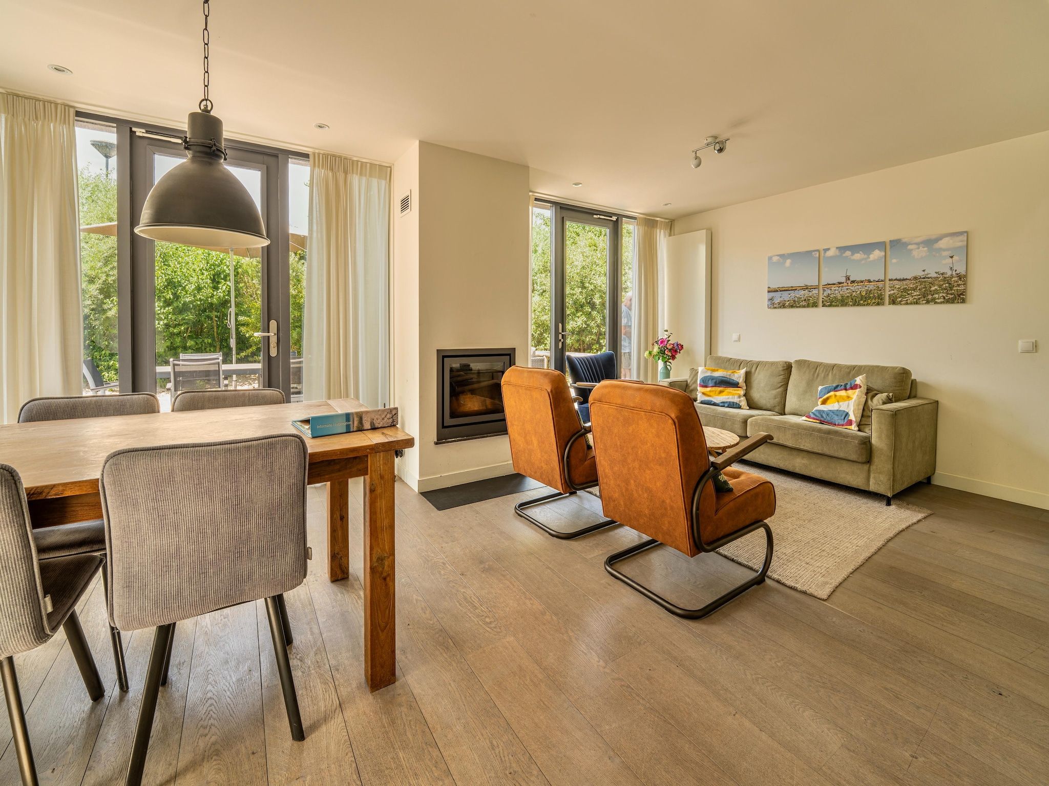 De woonkamer van Villa Egmond in Egmond aan den Hoef