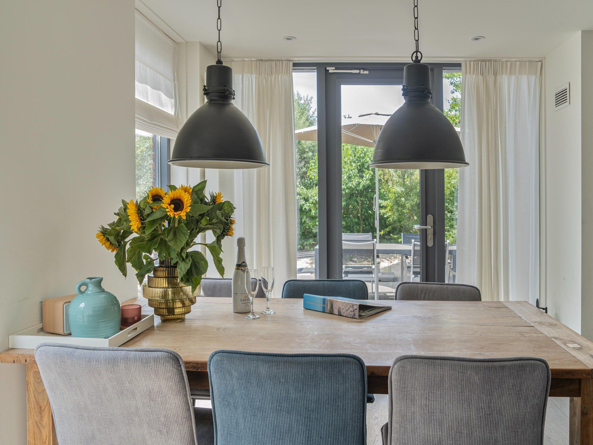 De eetkamer van Villa Egmond in Egmond aan den Hoef