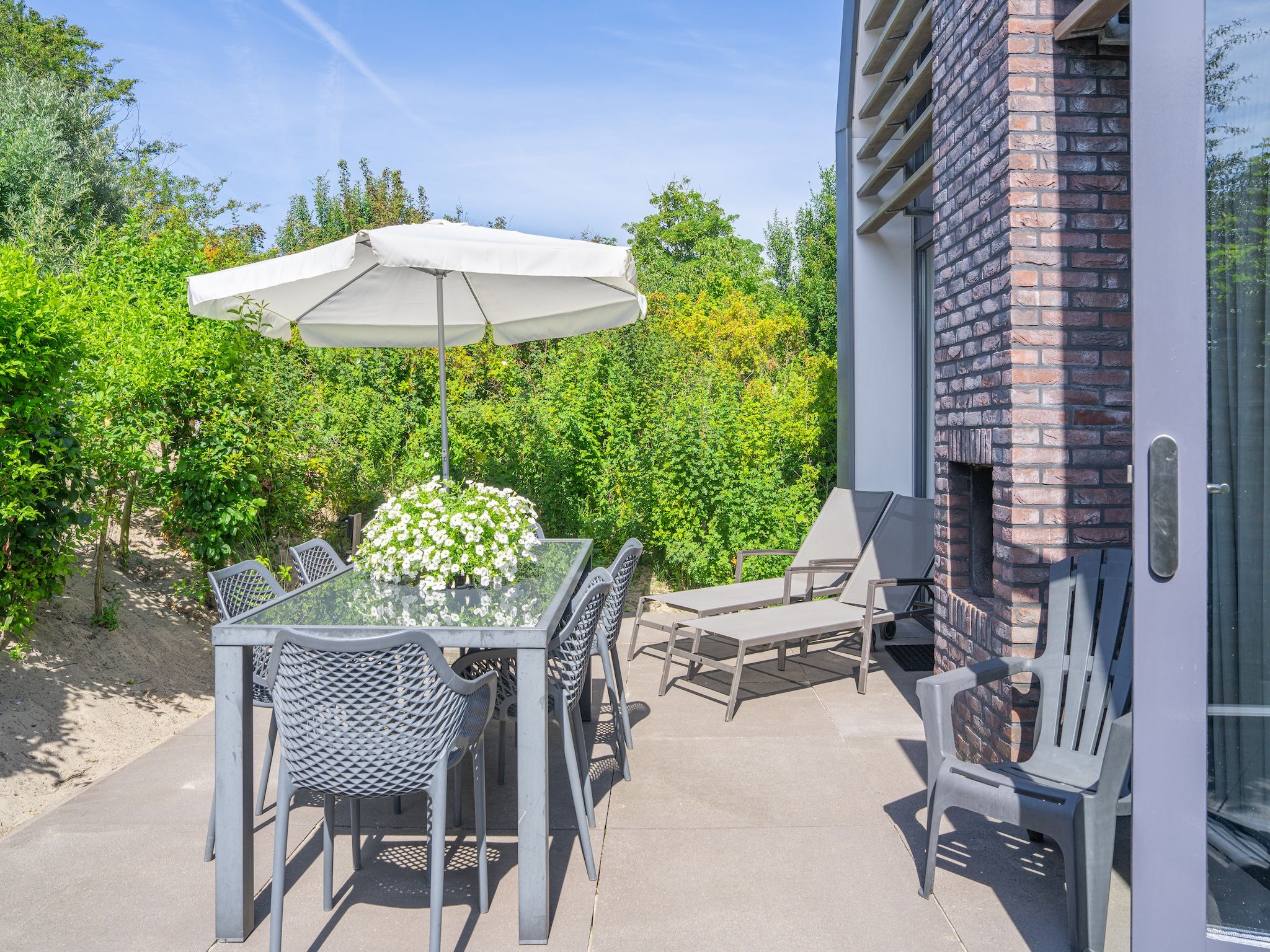 Het terras van Casa Anti Stressa in Egmond aan den Hoef