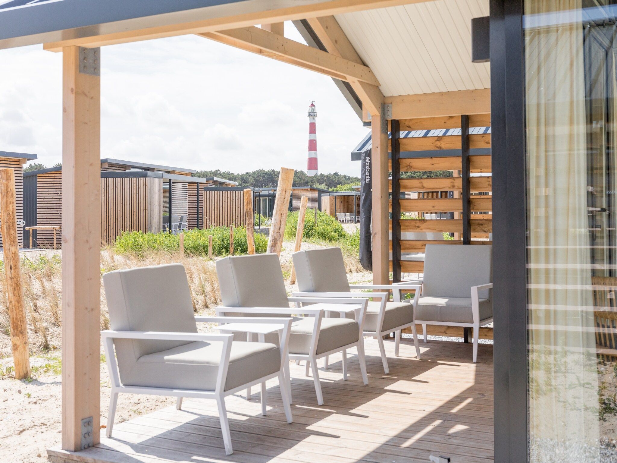 Het terras van Sea Lodges Ameland 1 in Hollum