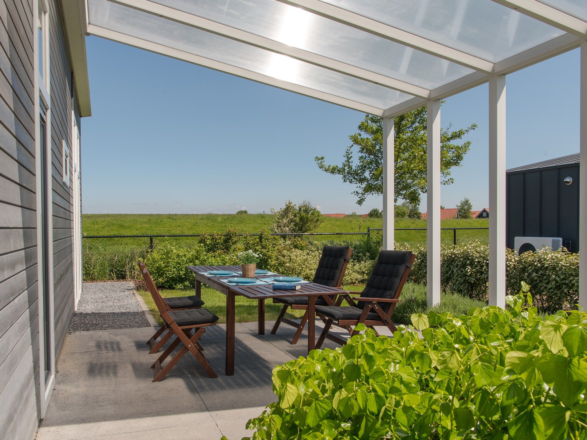 Het terras van Water Resort Oosterschelde 69 in Wemeldinge