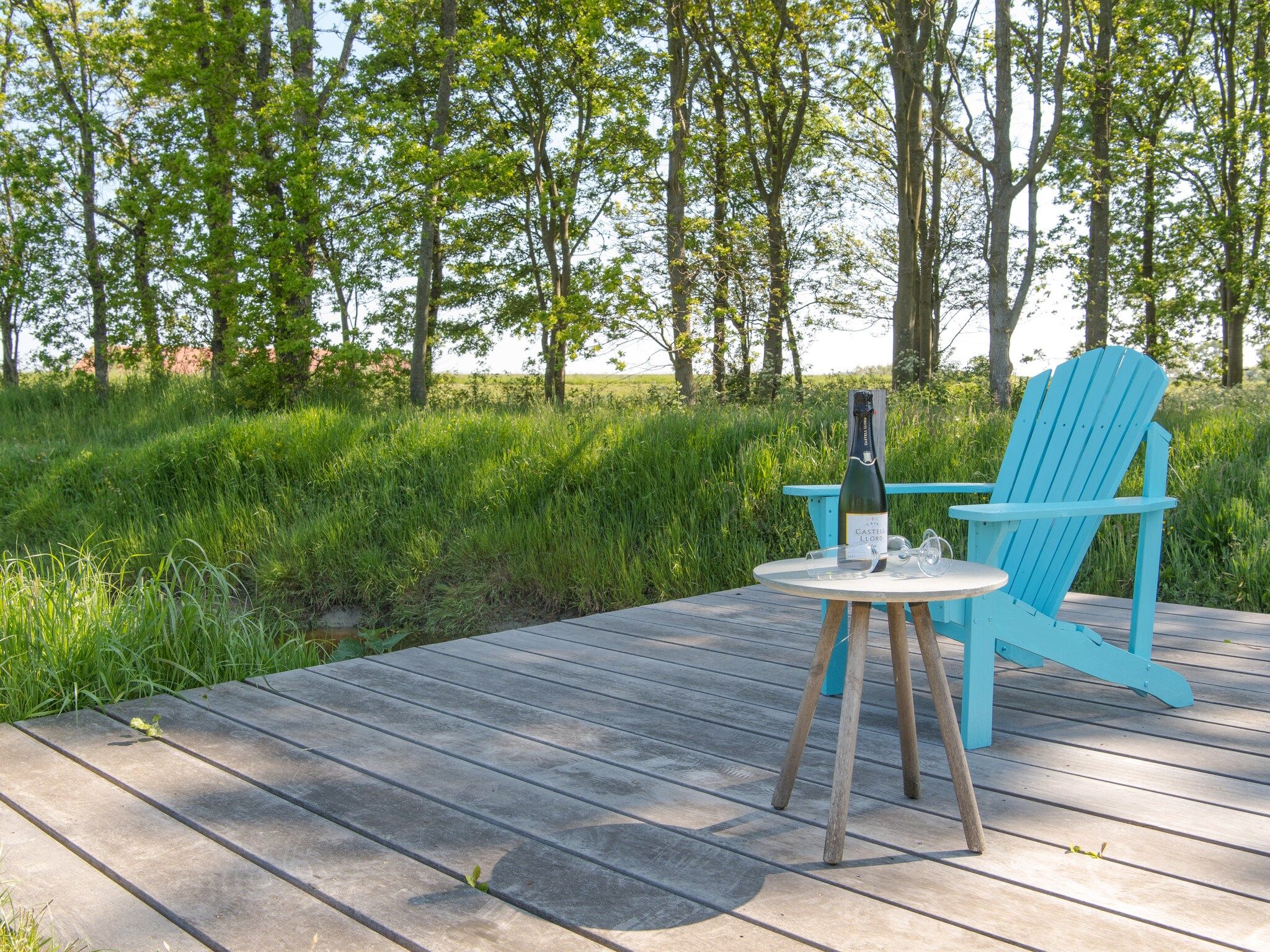 Het terras van Water Resort Oosterschelde 91 in Wemeldinge