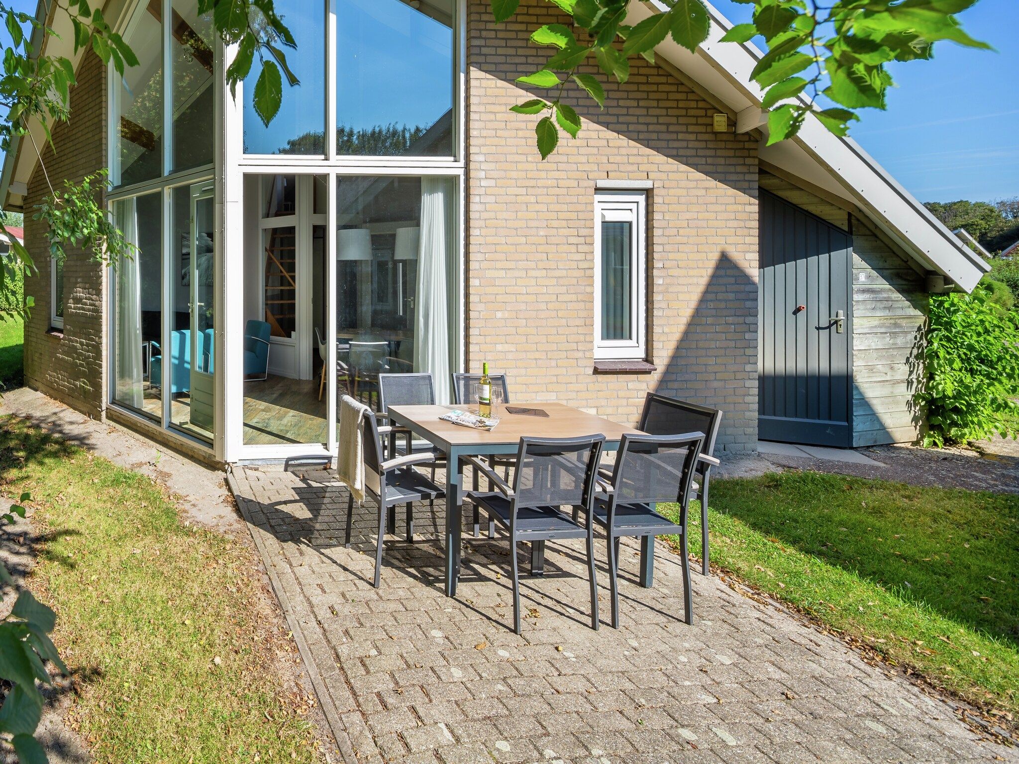 Het terras van Vakantiepark Hof Domburg 10 in Domburg