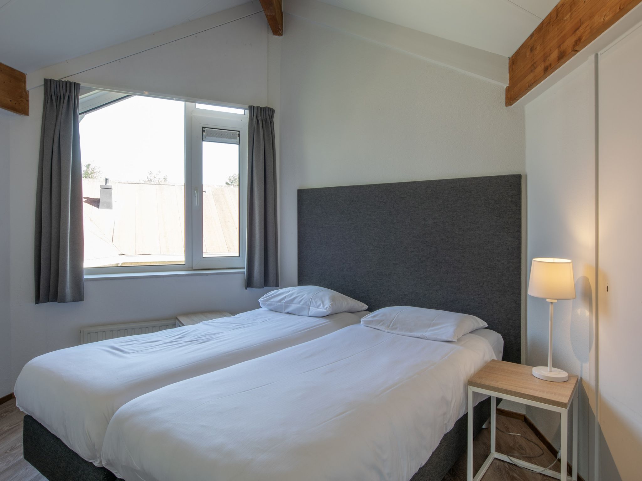 Een slaapkamer van Vakantiepark Hof Domburg 10 in Domburg