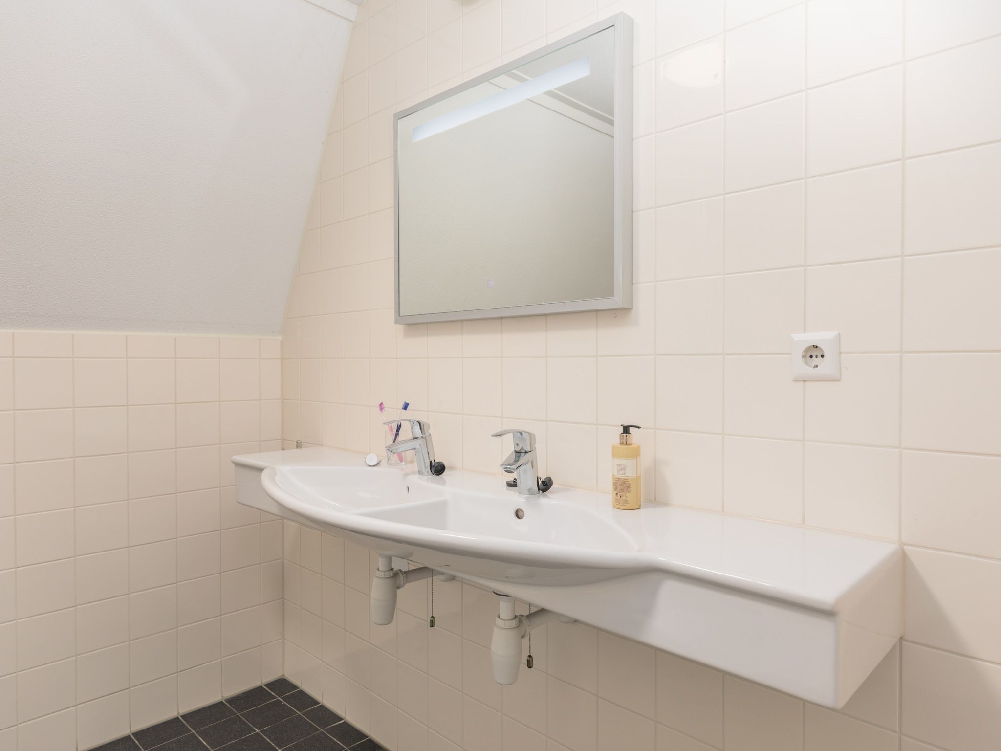 De badkamer van Marinapark Volendam 3 in Volendam