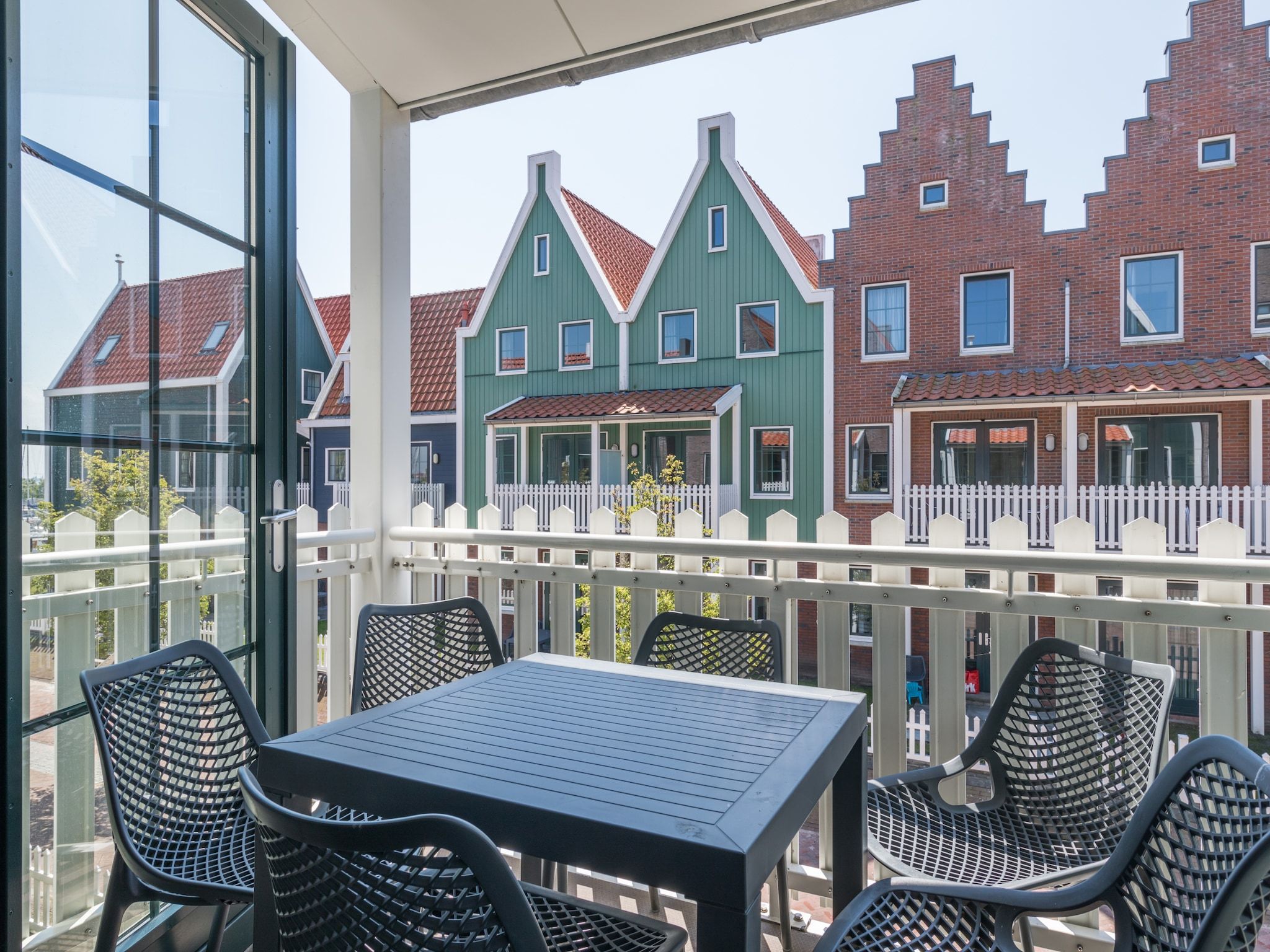 Het terras van Marinapark Volendam 3 in Volendam