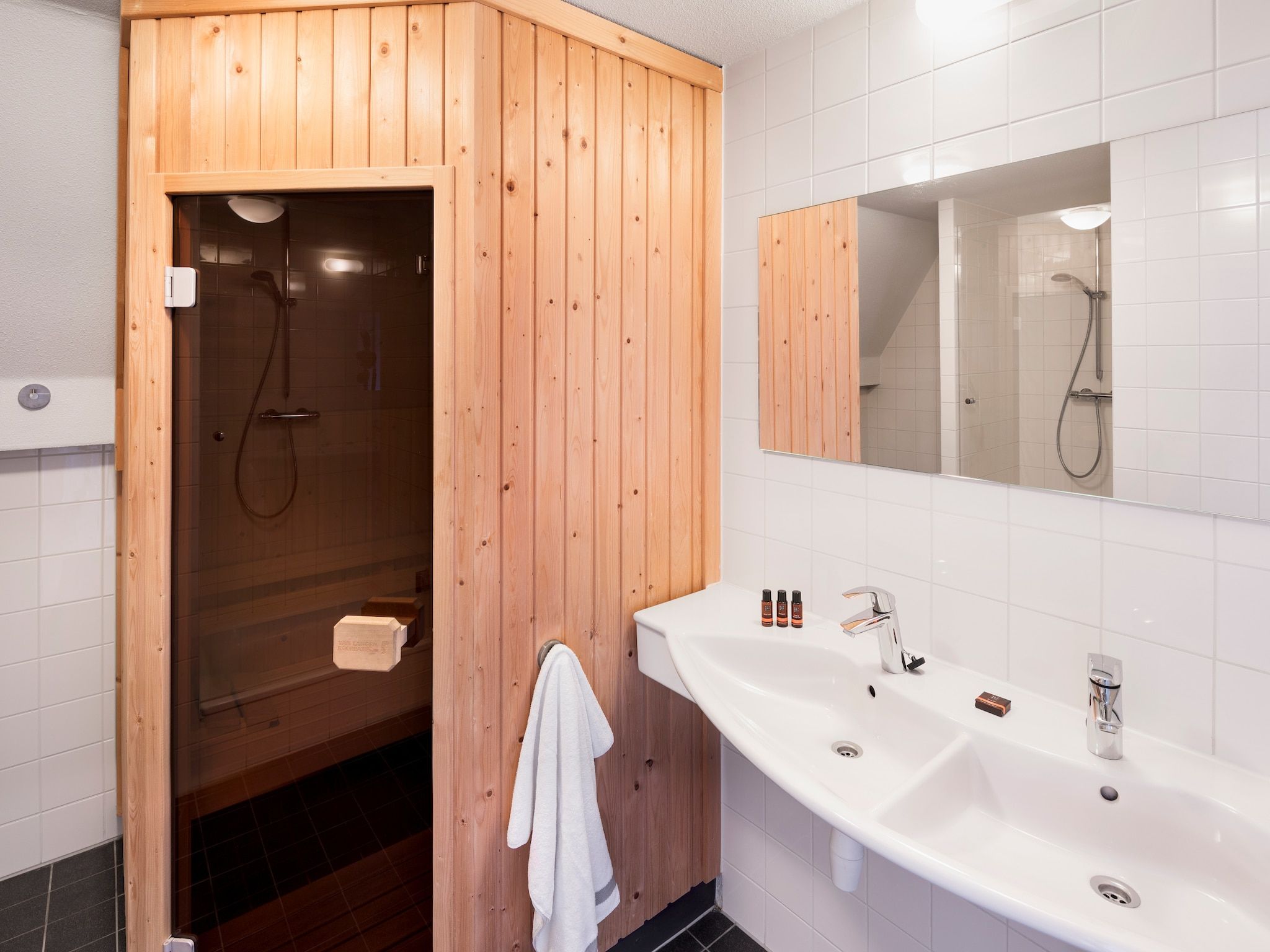 De badkamer van Marinapark Volendam 4 in Volendam