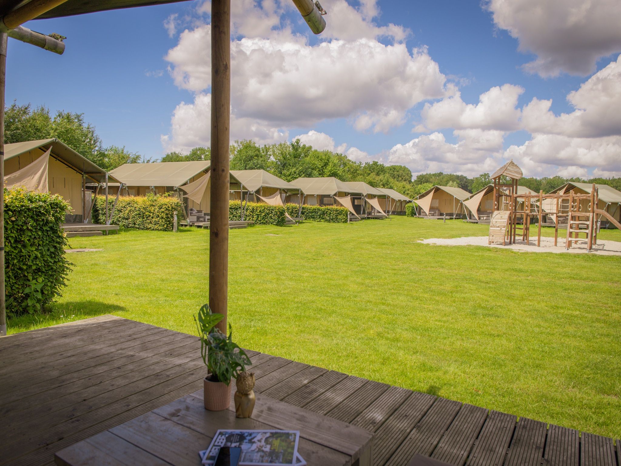 Het terras van Recreatiepark de Boshoek 1 in Voorthuizen