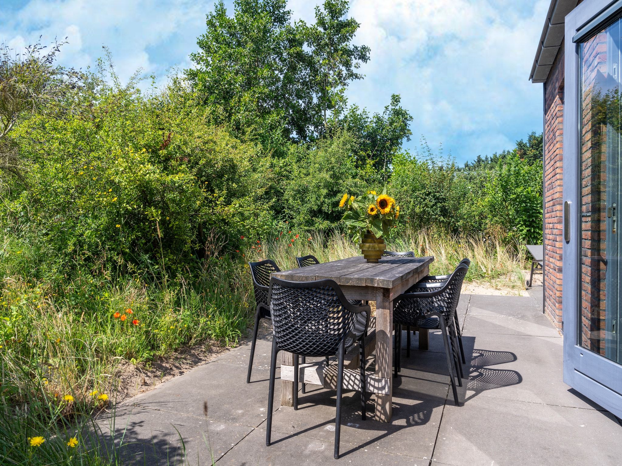 Het terras van Waterland in Egmond aan den Hoef