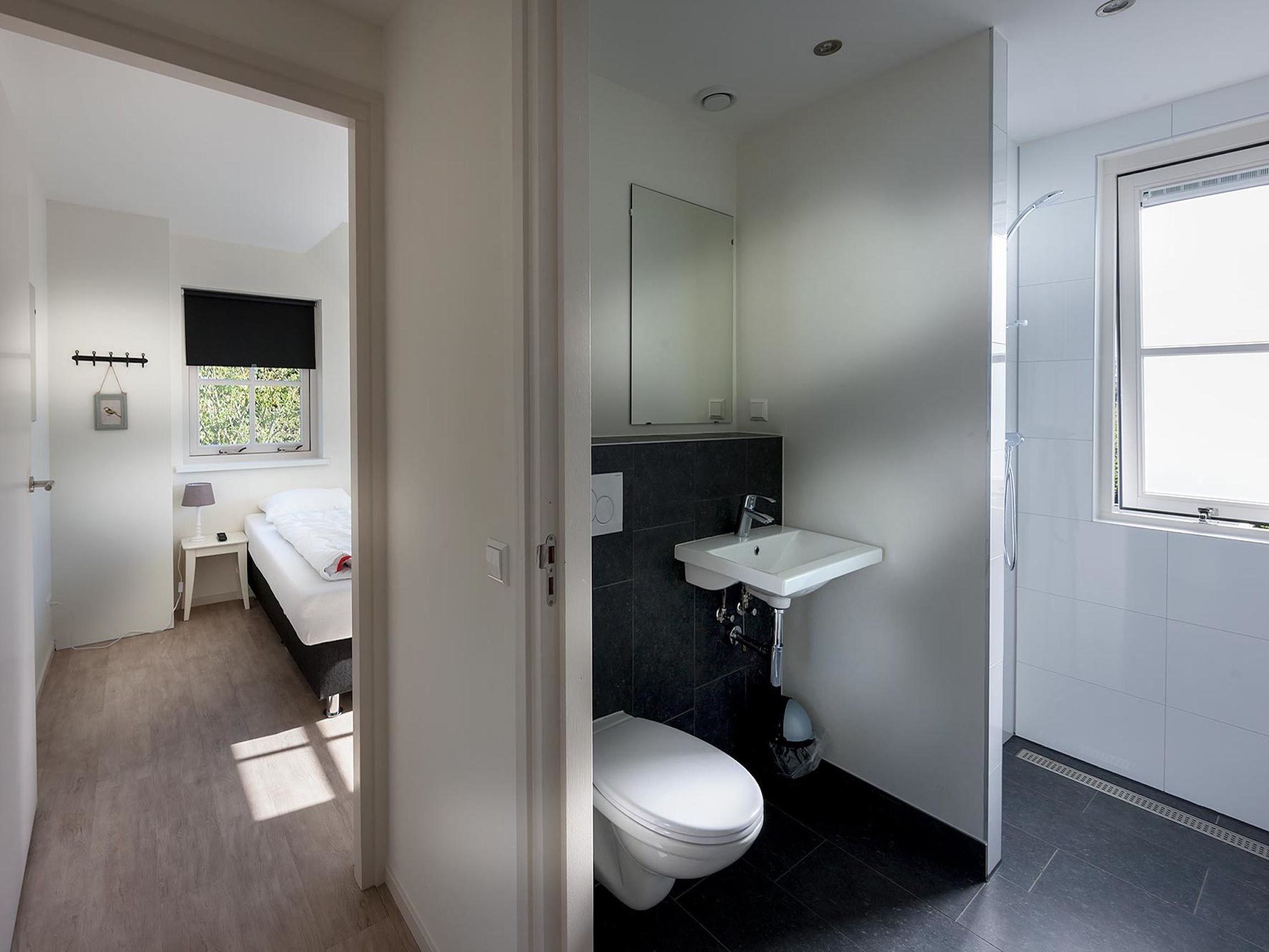 De badkamer van Bungalowpark de Gouden Spar 5 in Noordwijk