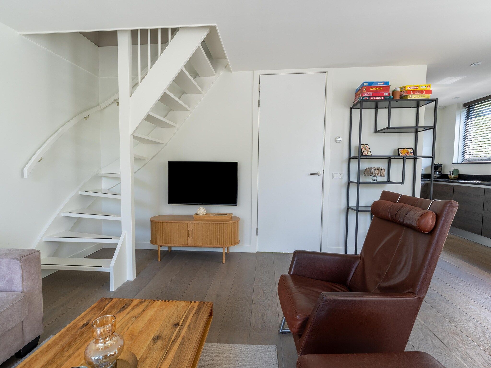 De woonkamer van Onder de molen in Egmond aan den Hoef