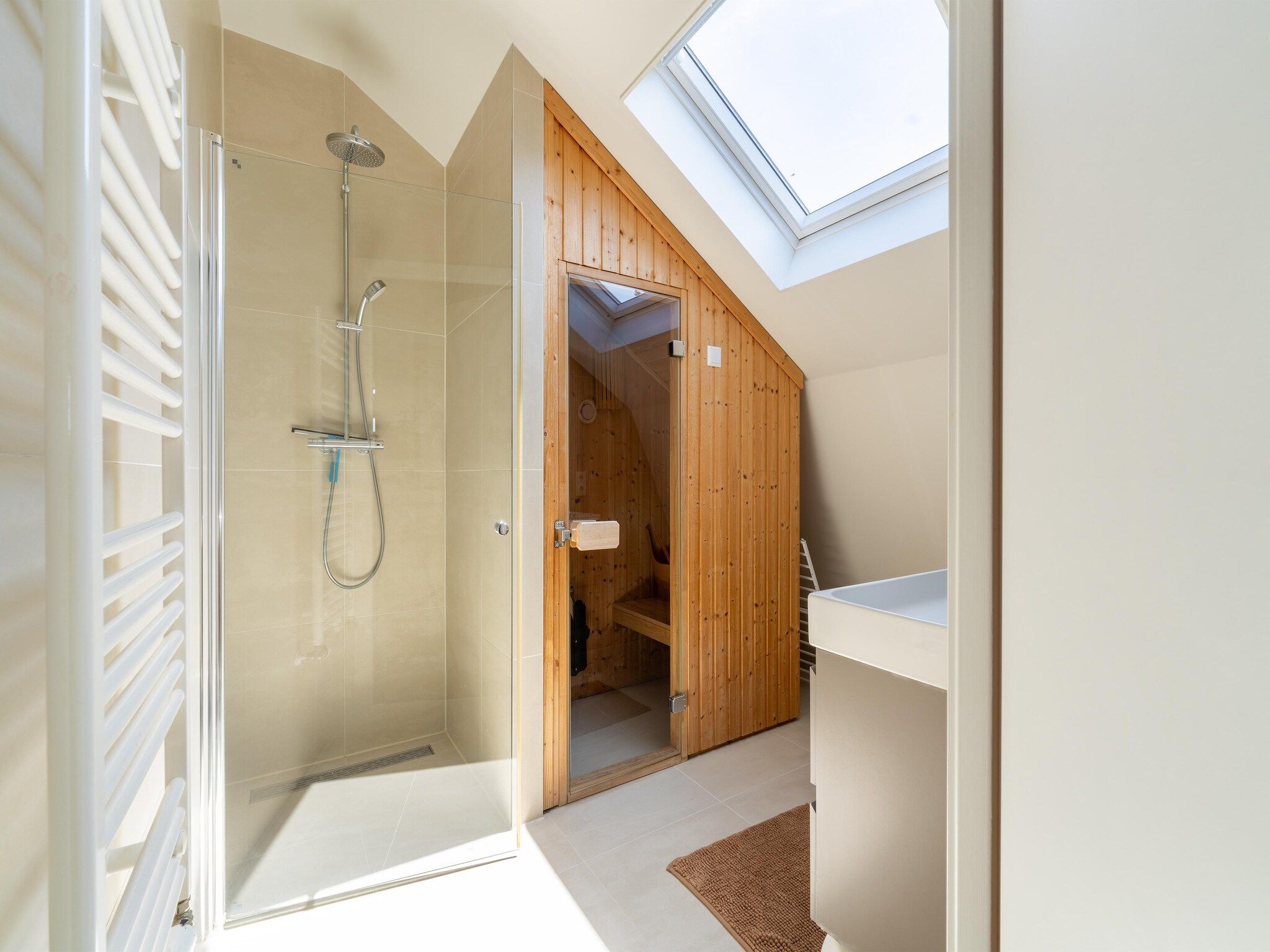 De badkamer van Onder de molen in Egmond aan den Hoef