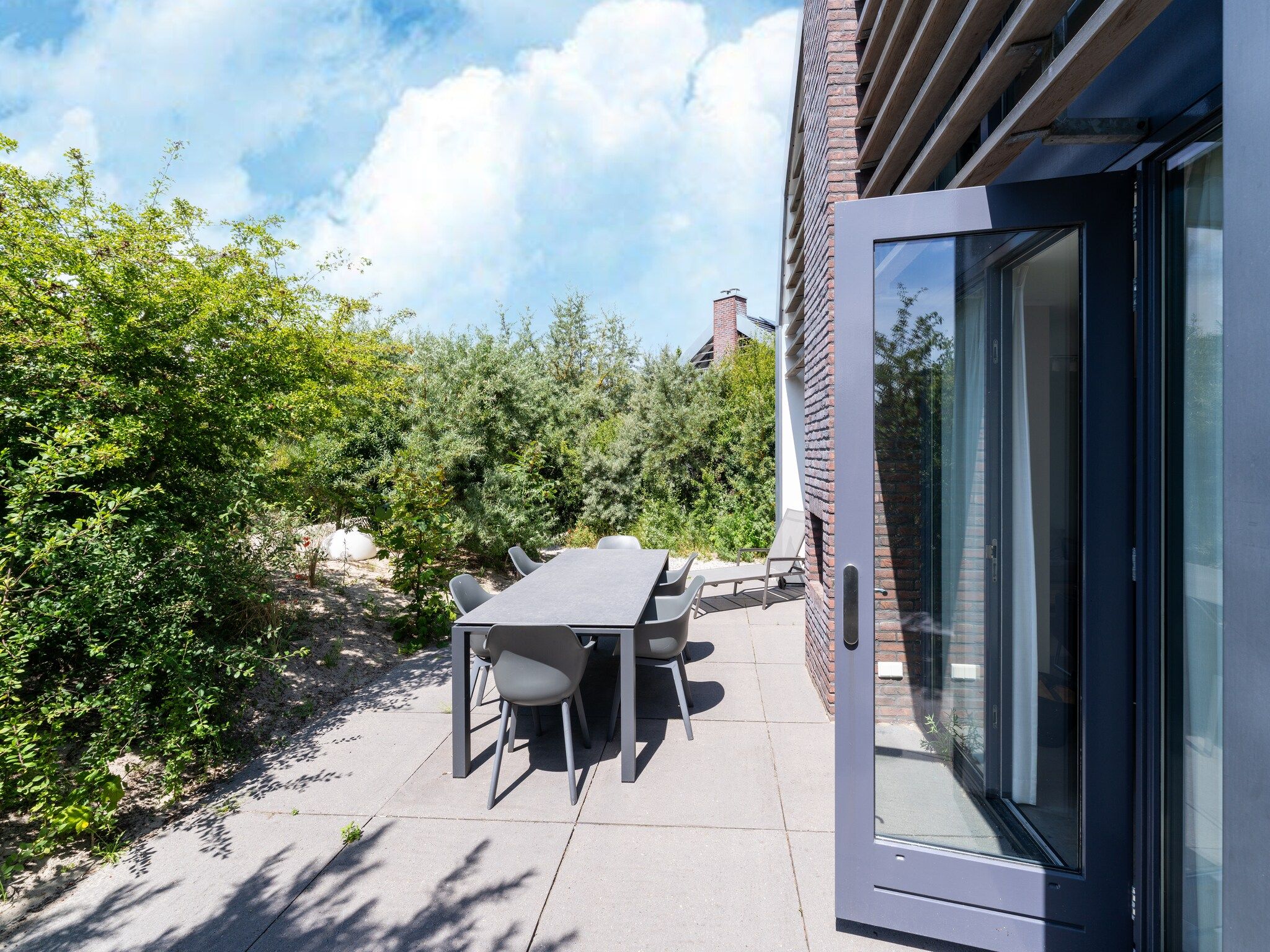 Het terras van Onder de molen in Egmond aan den Hoef