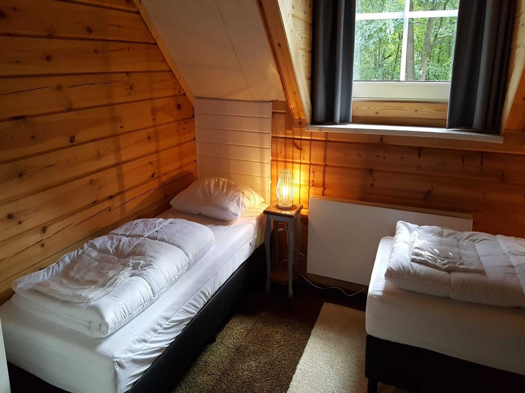 Een slaapkamer van Vakantiepark De Rimboe & De Woeste Hoogte 1 in Hoenderloo