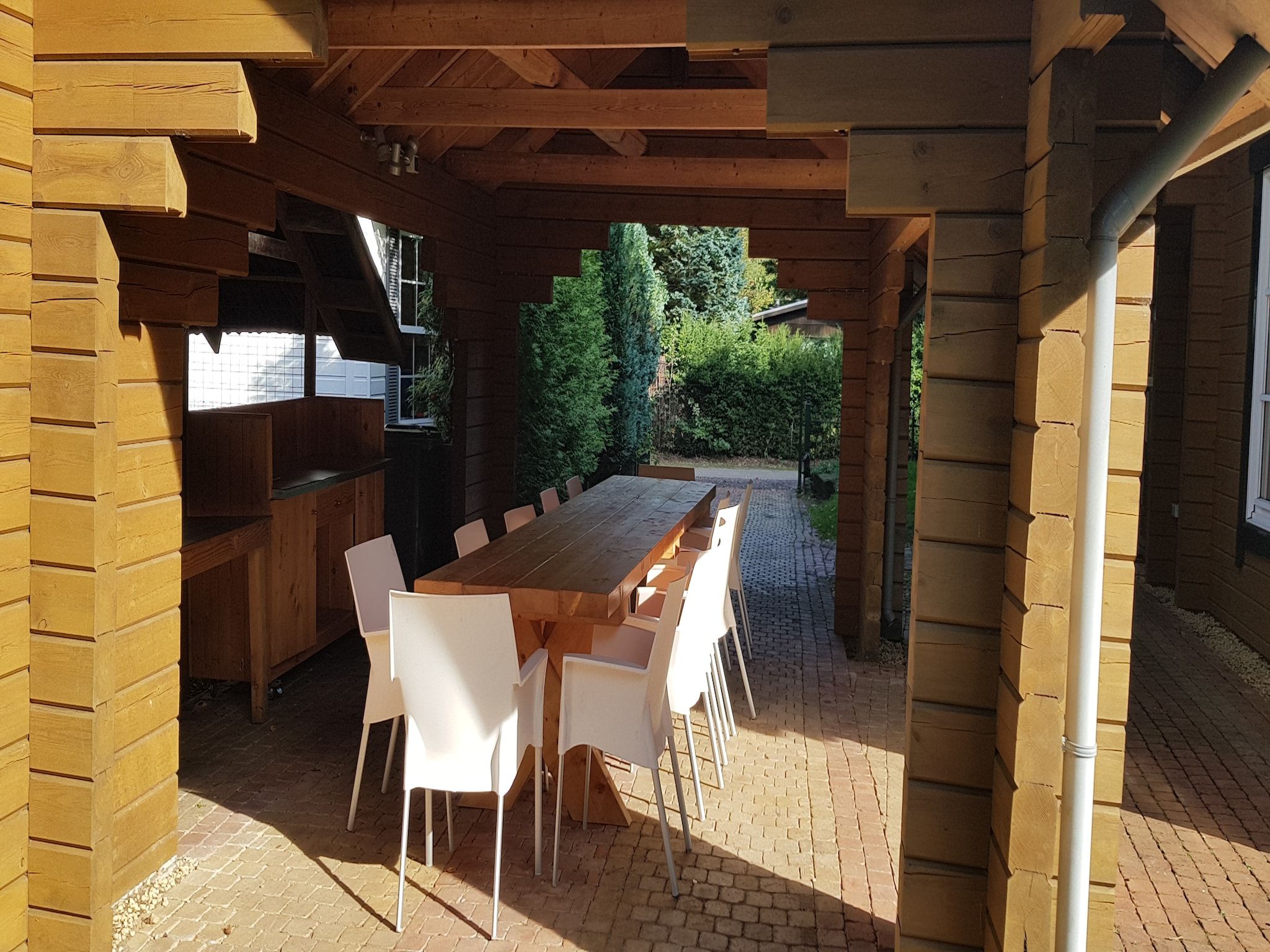 Het terras van Vakantiepark De Rimboe & De Woeste Hoogte 1 in Hoenderloo