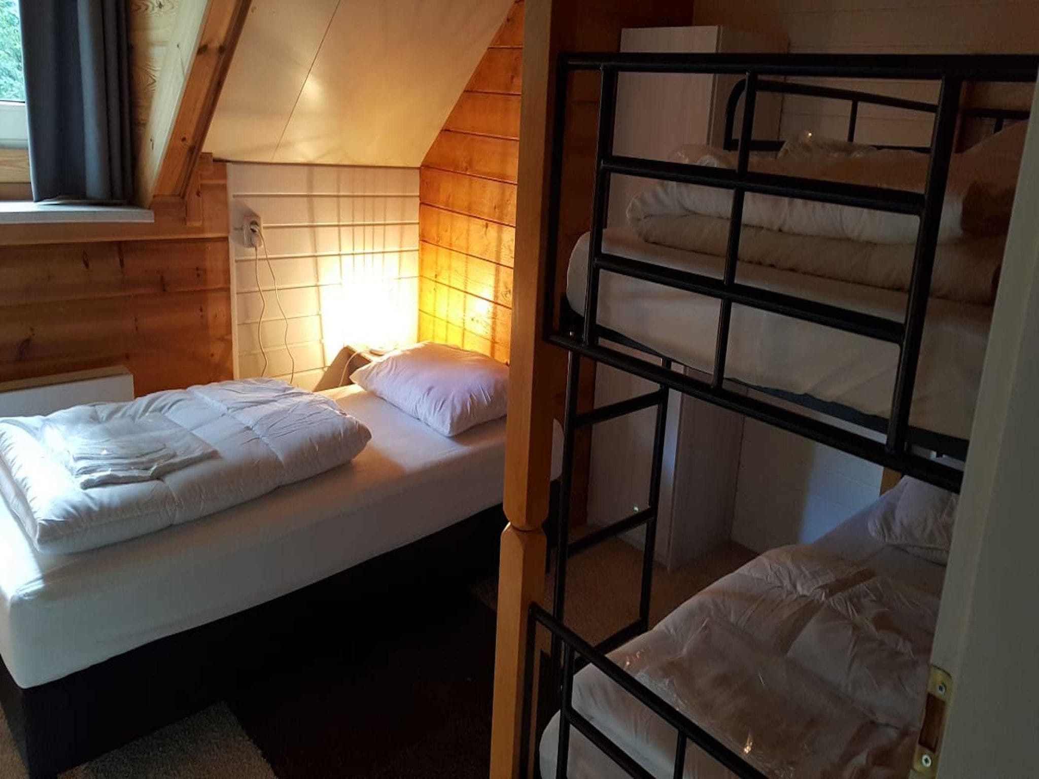Een slaapkamer van Vakantiepark De Rimboe & De Woeste Hoogte 1 in Hoenderloo