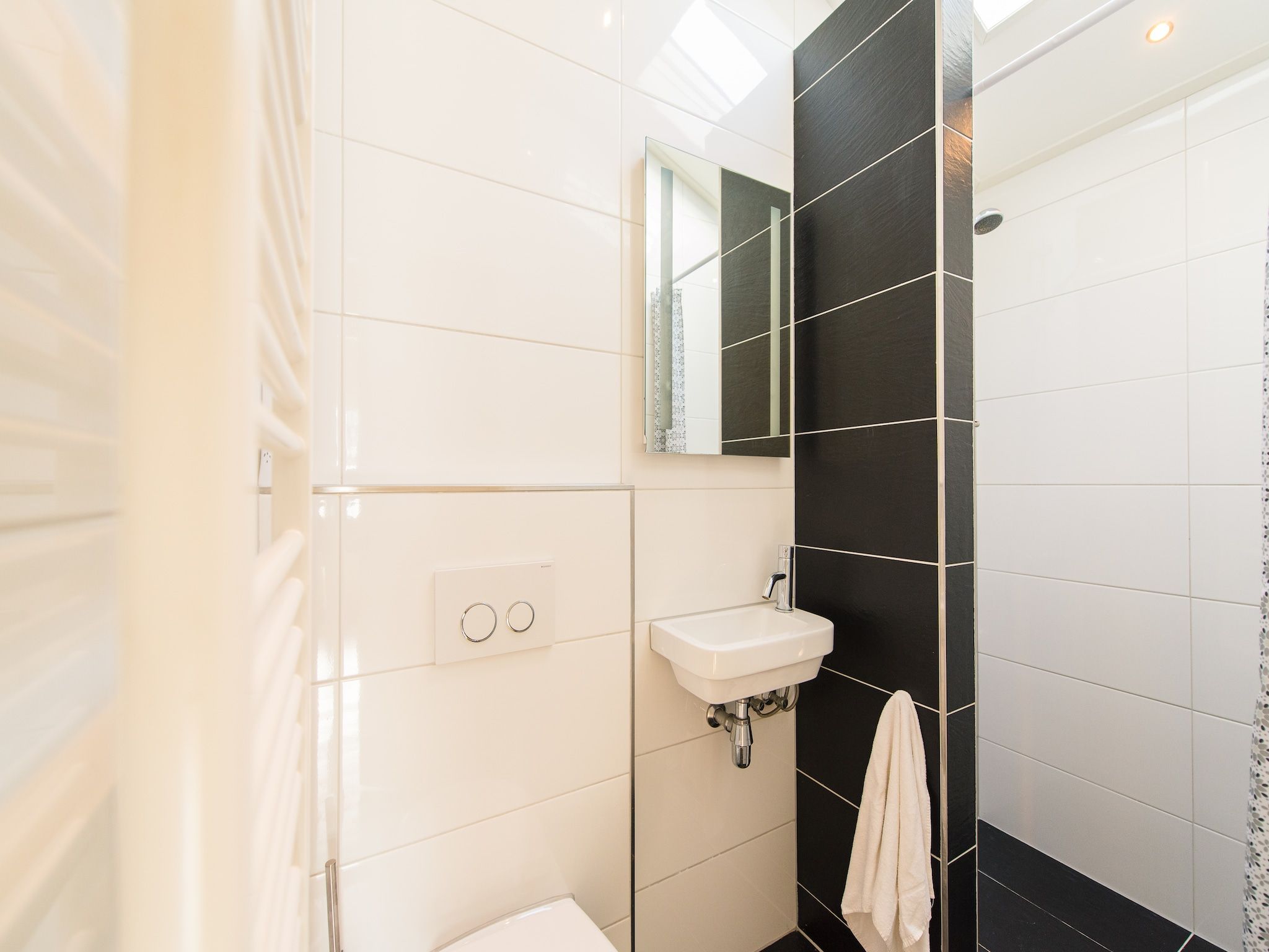 De badkamer van Vakantiepark Boomhiemke 11 in Hollum