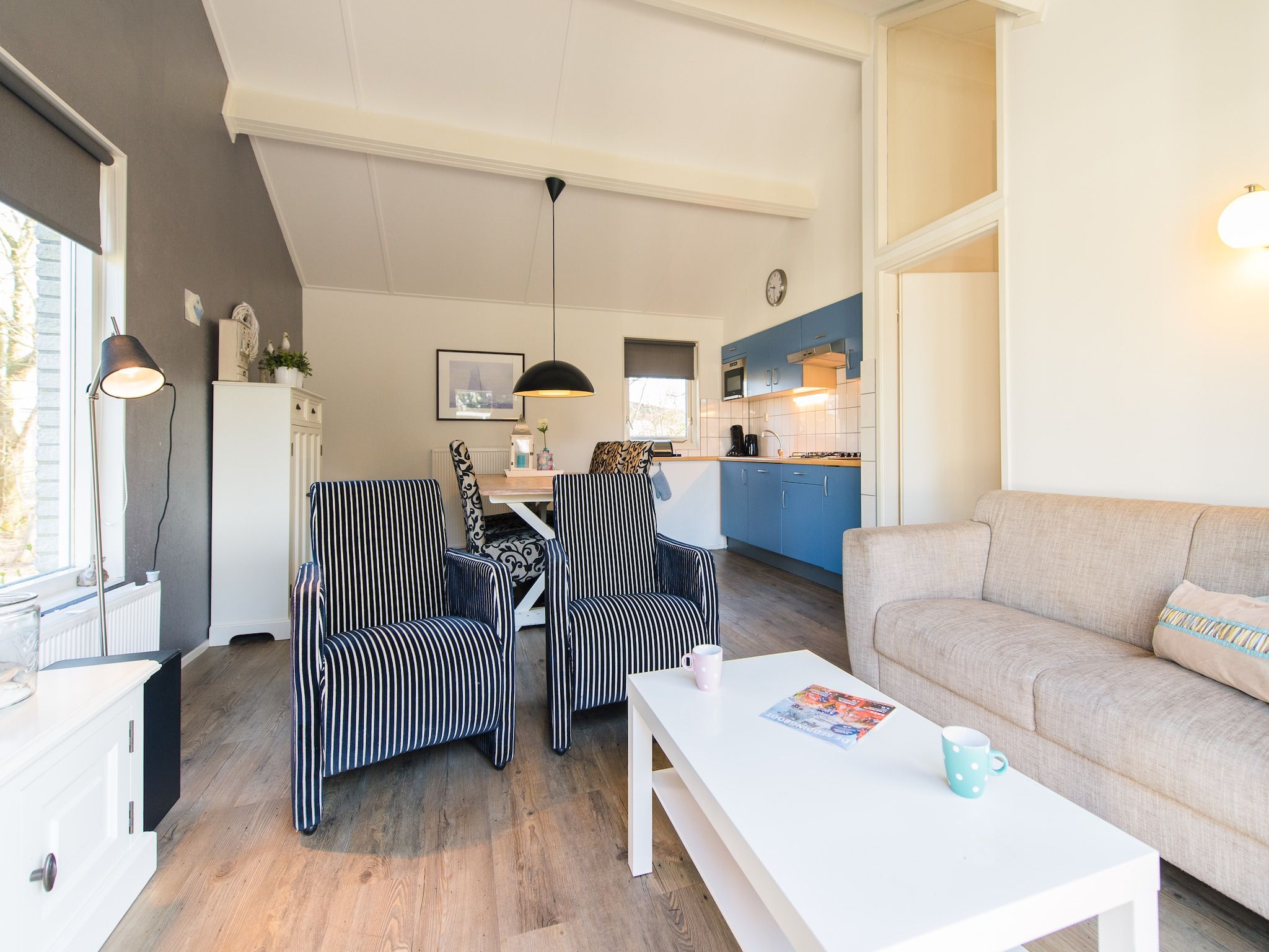 De woonkamer van Vakantiepark Boomhiemke 11 in Hollum