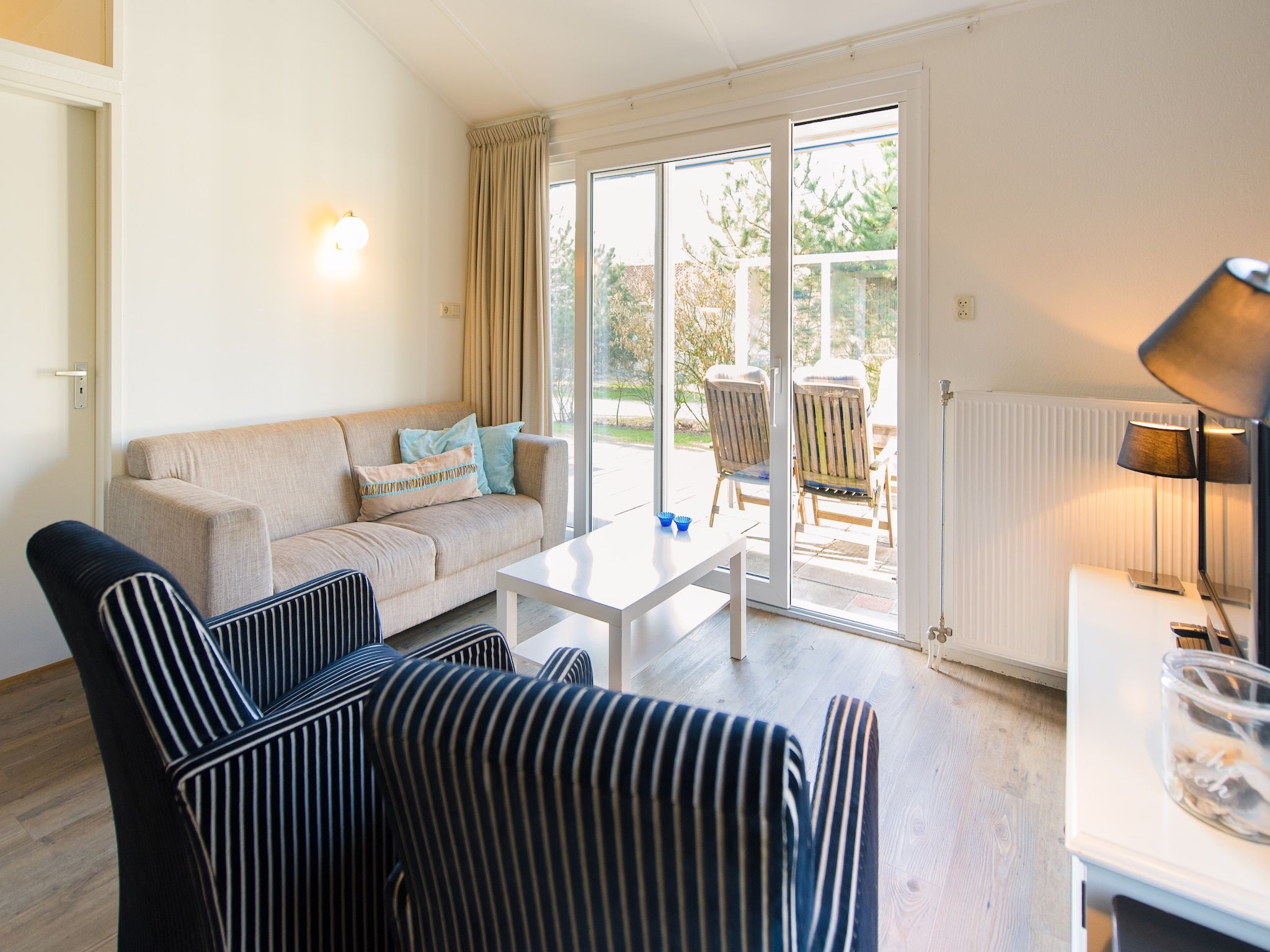 De woonkamer van Vakantiepark Boomhiemke 11 in Hollum