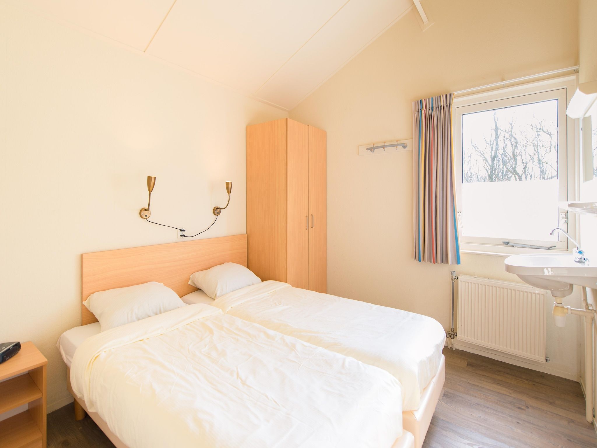 Een slaapkamer van Vakantiepark Boomhiemke 11 in Hollum