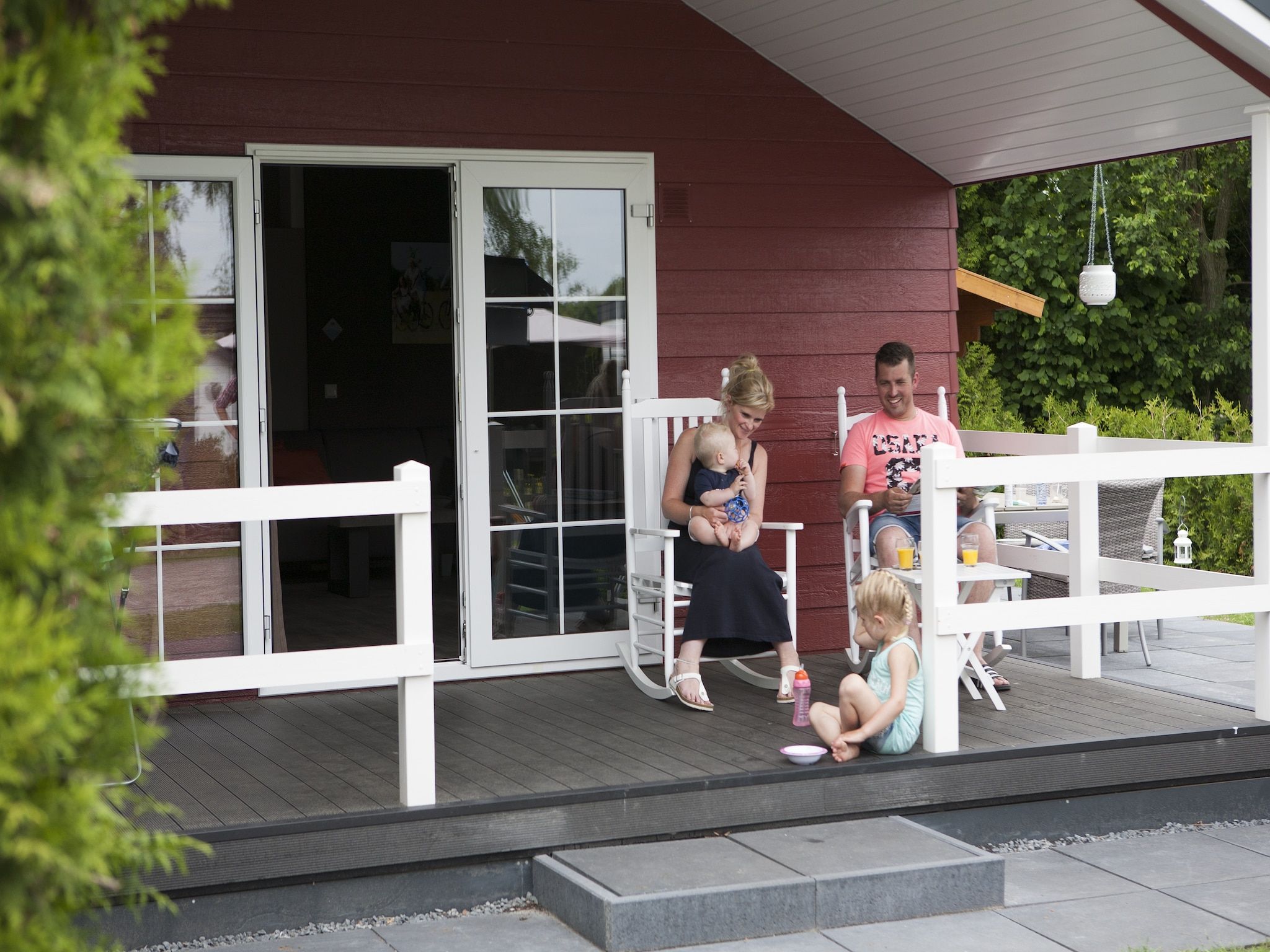 Het terras van Recreatiepark de Boshoek 7 in Voorthuizen