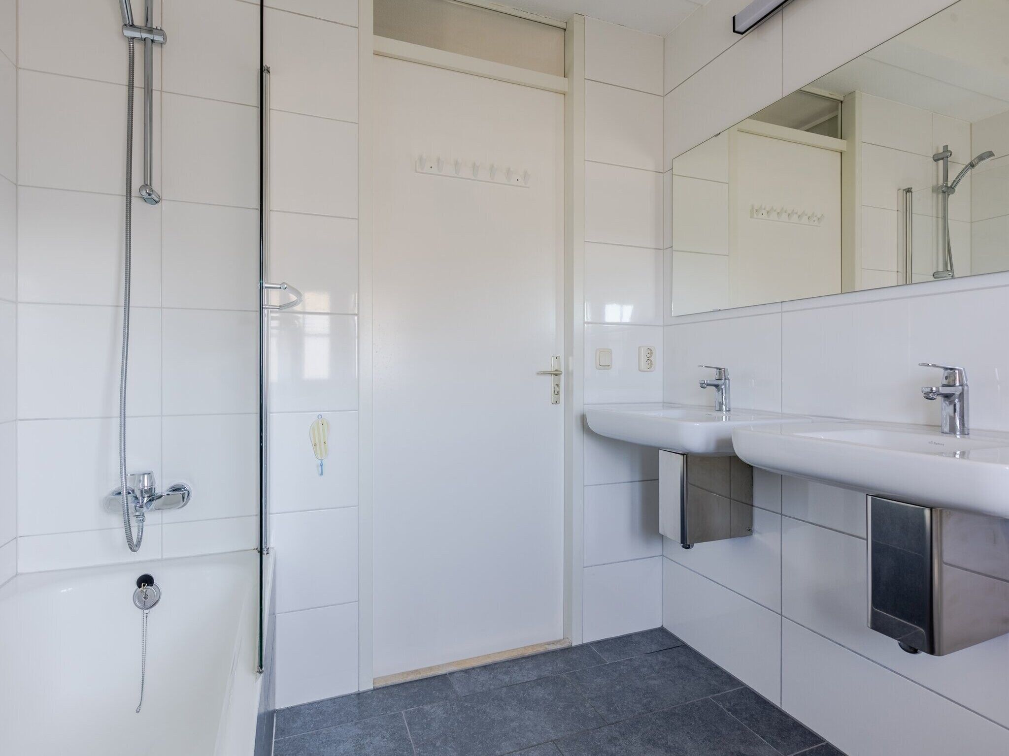 De badkamer van Buitenhof Domburg 12 in Domburg