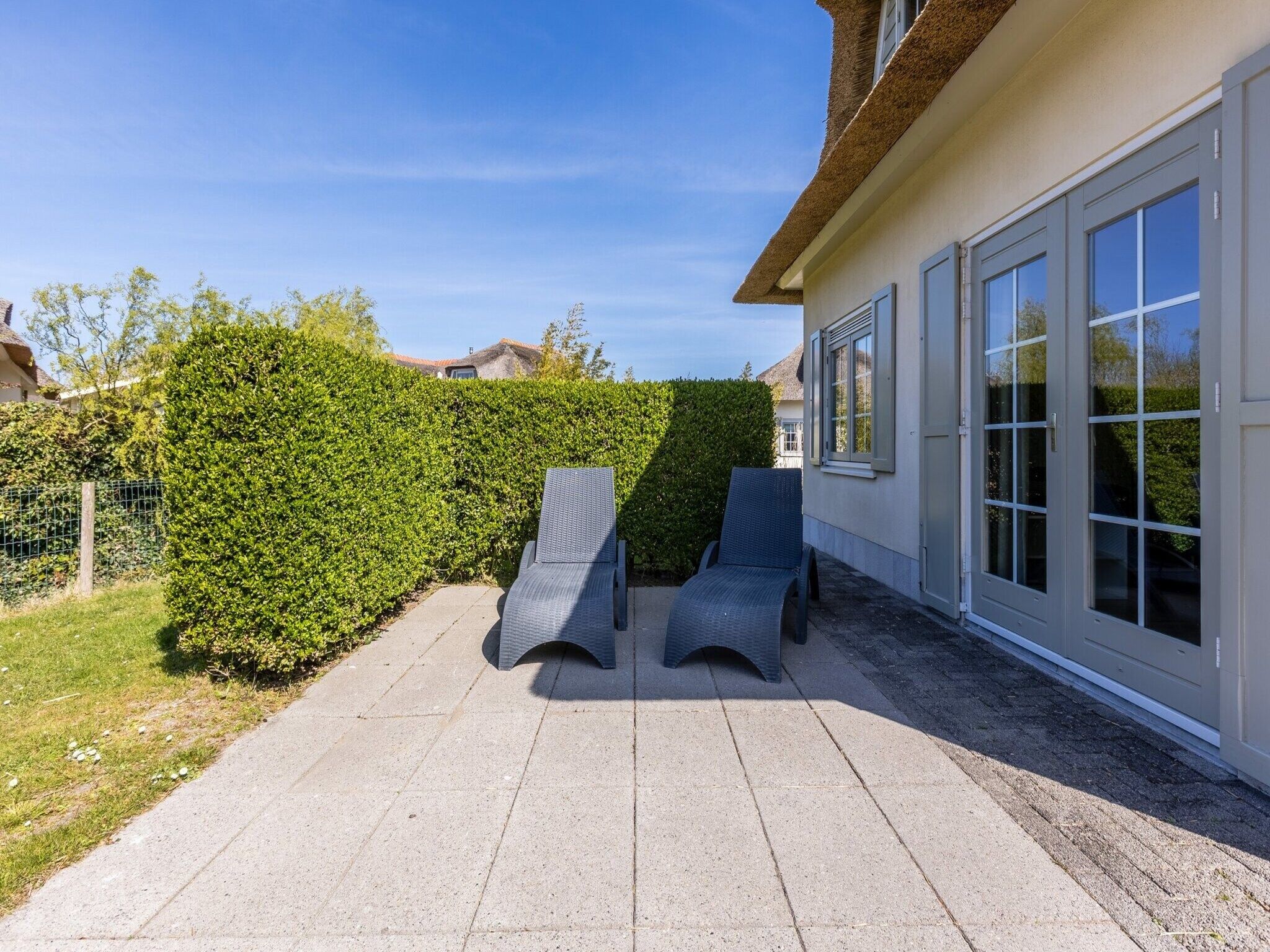 Het terras van Buitenhof Domburg 12 in Domburg