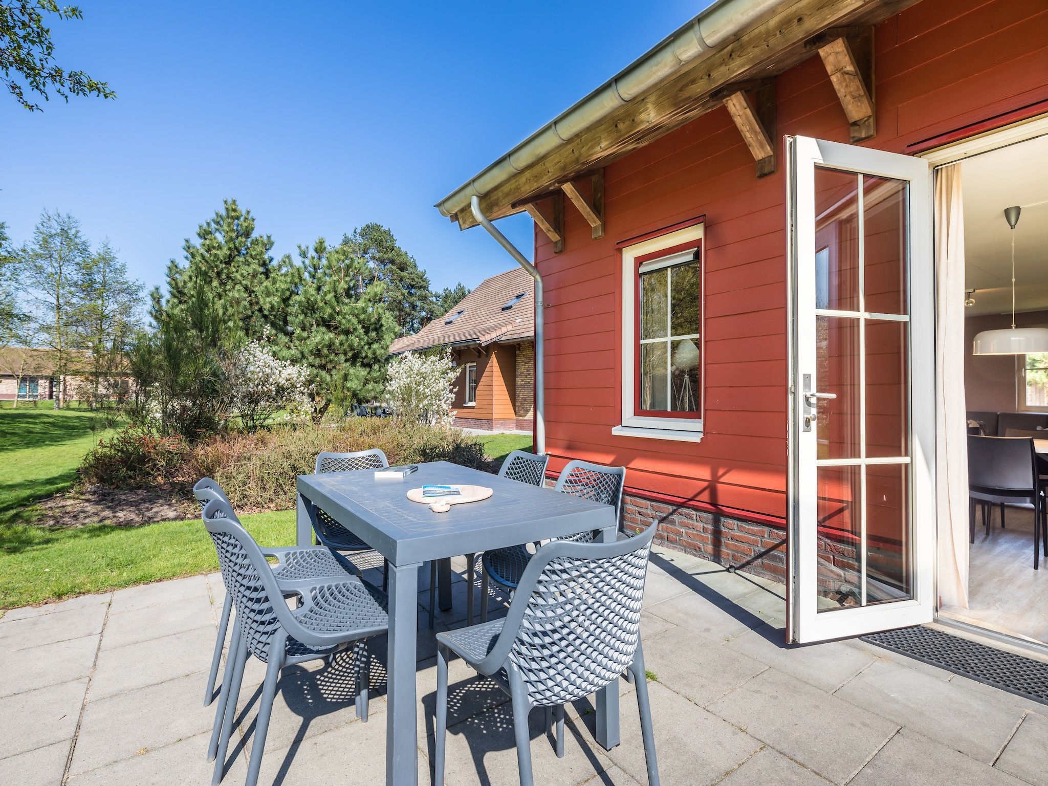 Het terras van Vakantiepark Weerterbergen 6 in Weert