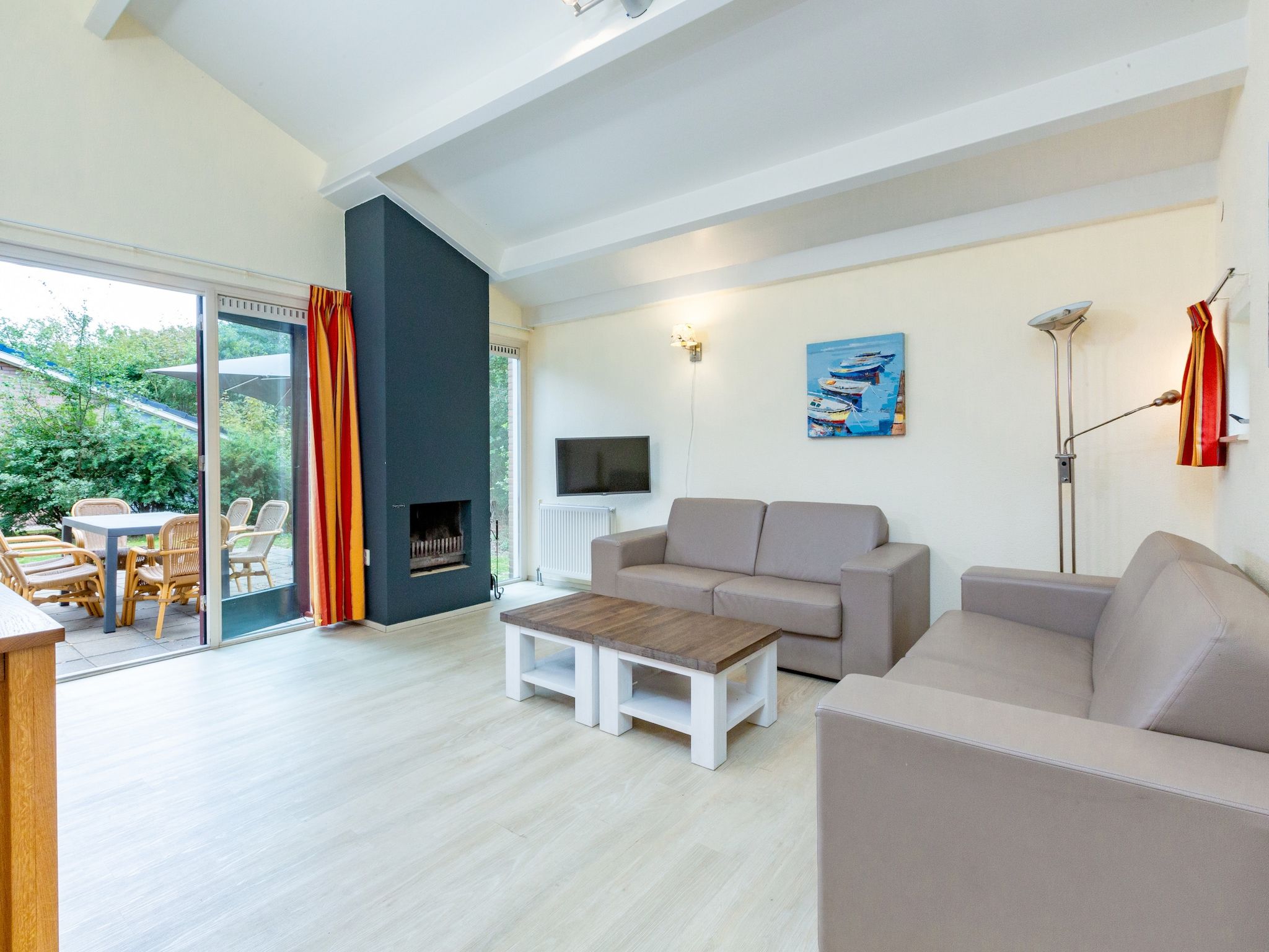 De woonkamer van Vakantiepark Kijkduin 8 in Den Haag