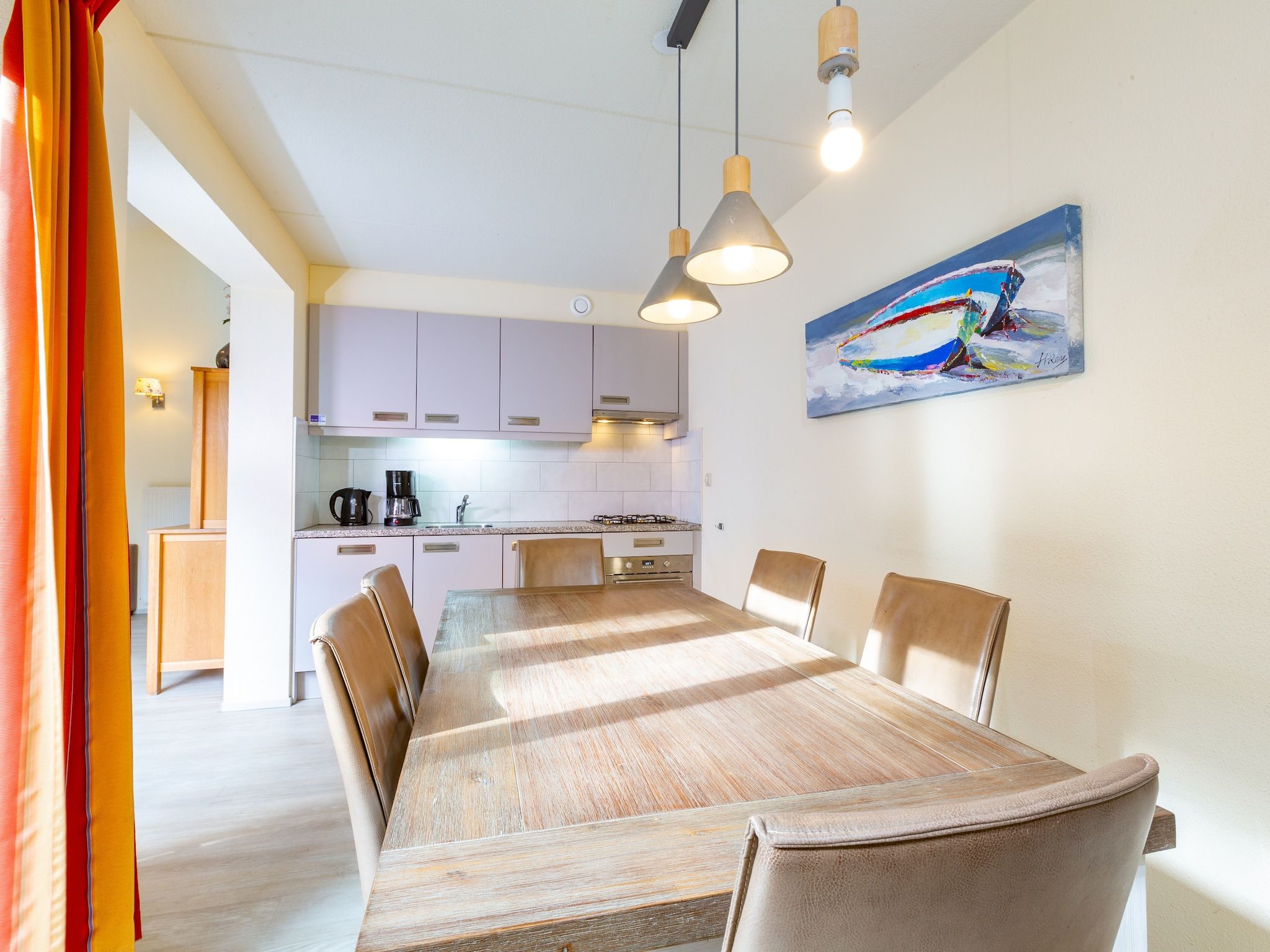 De eetkamer van Vakantiepark Kijkduin 8 in Den Haag