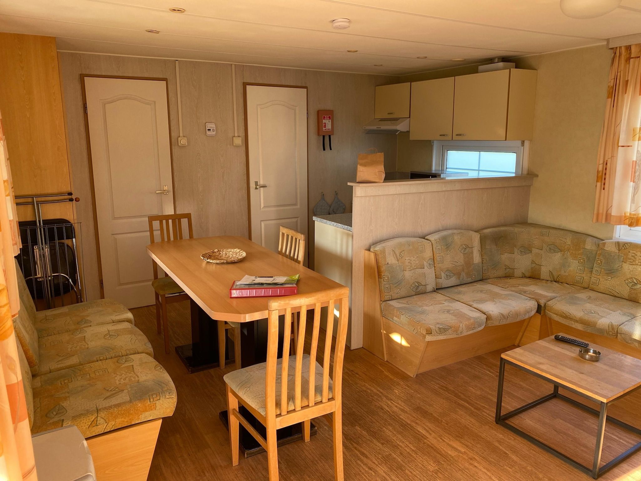 De woonkamer van Recreatiepark Duinhoeve 5 in Udenhout