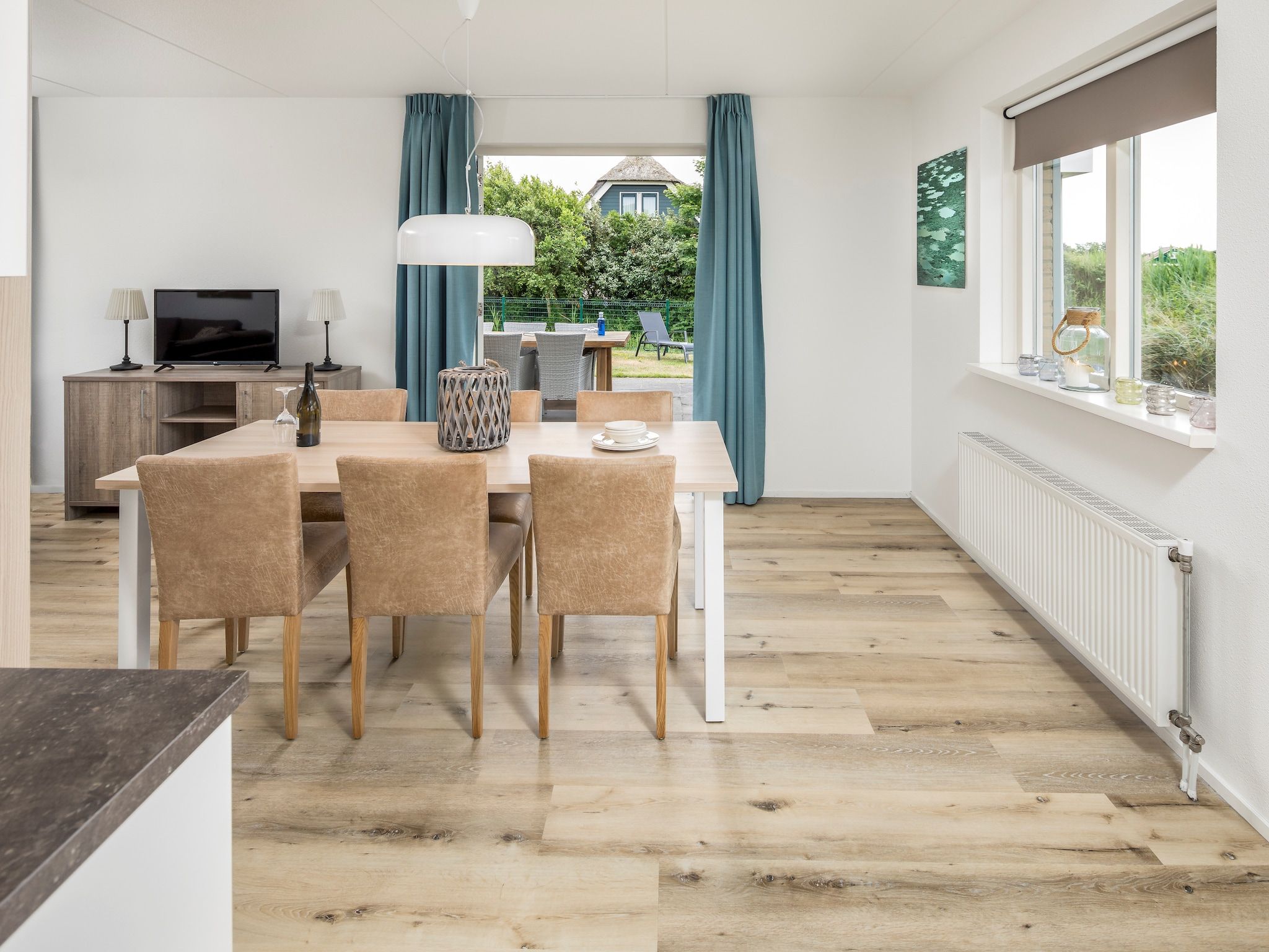 De eetkamer van Vakantiepark Duynzicht 1 in Julianadorp