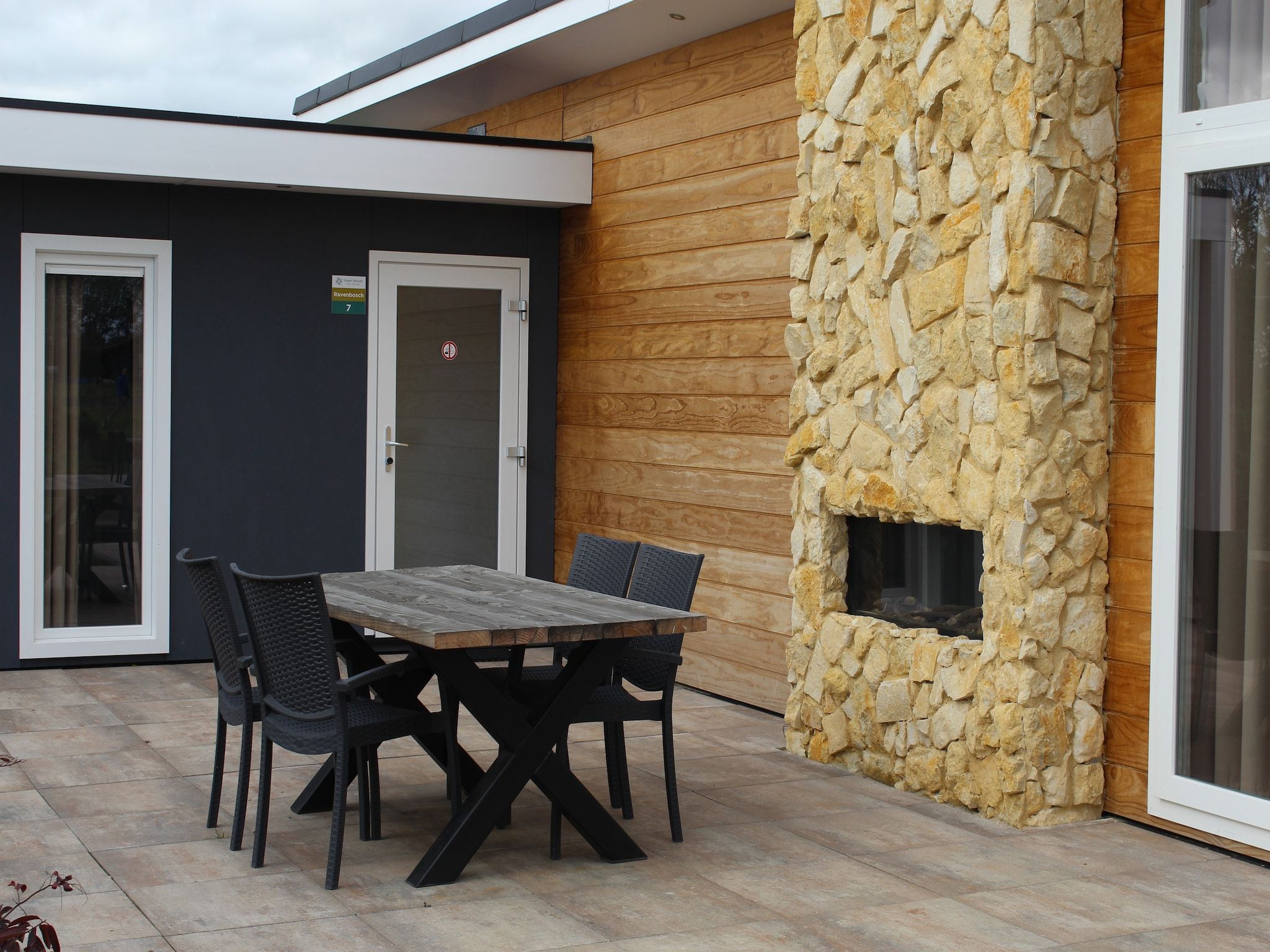 Het terras van Resort Mooi Bemelen 10 in Bemelen