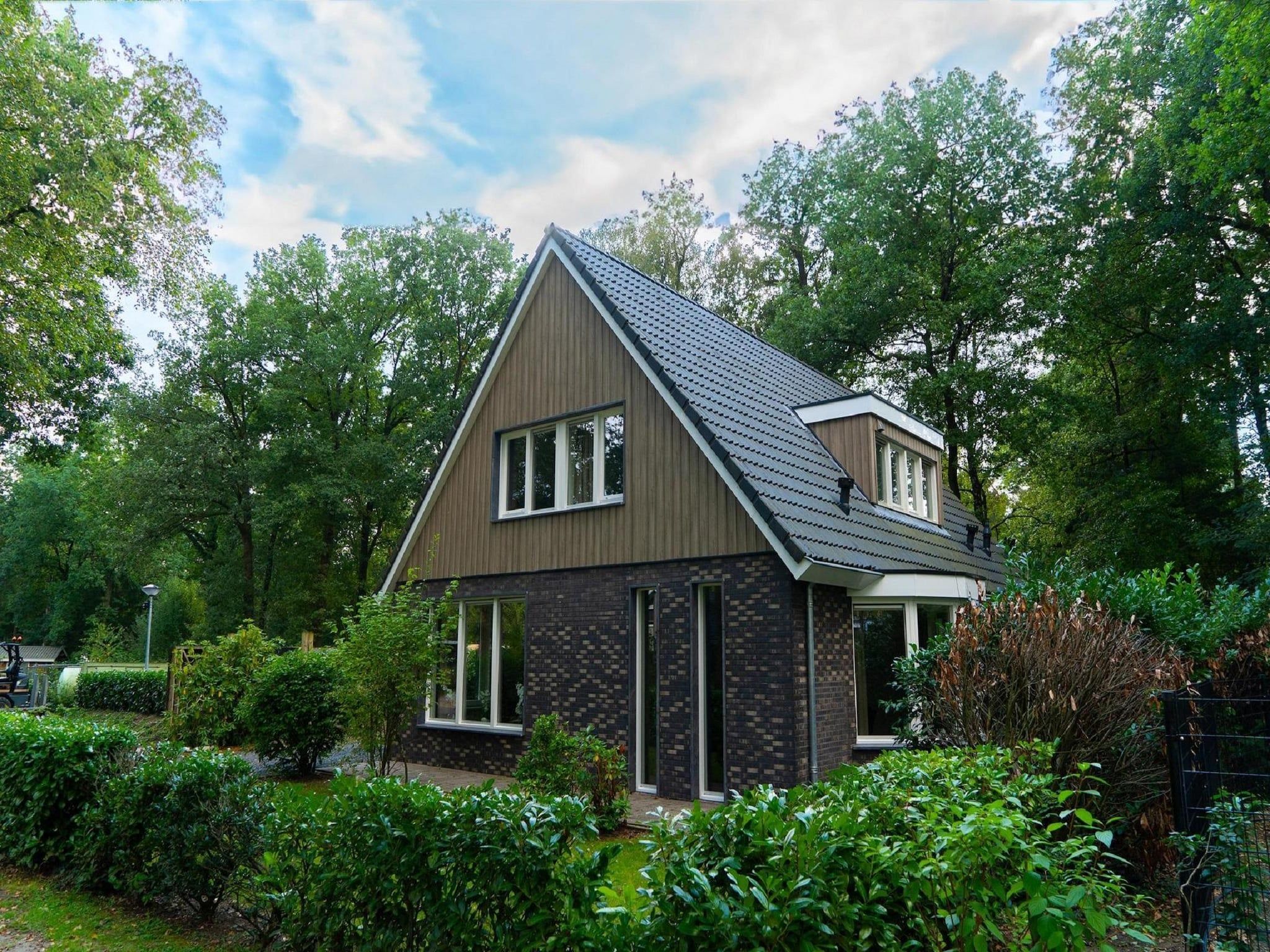 De buitenkant van Vakantiepark De Rimboe & De Woeste Hoogte 2 in Hoenderloo