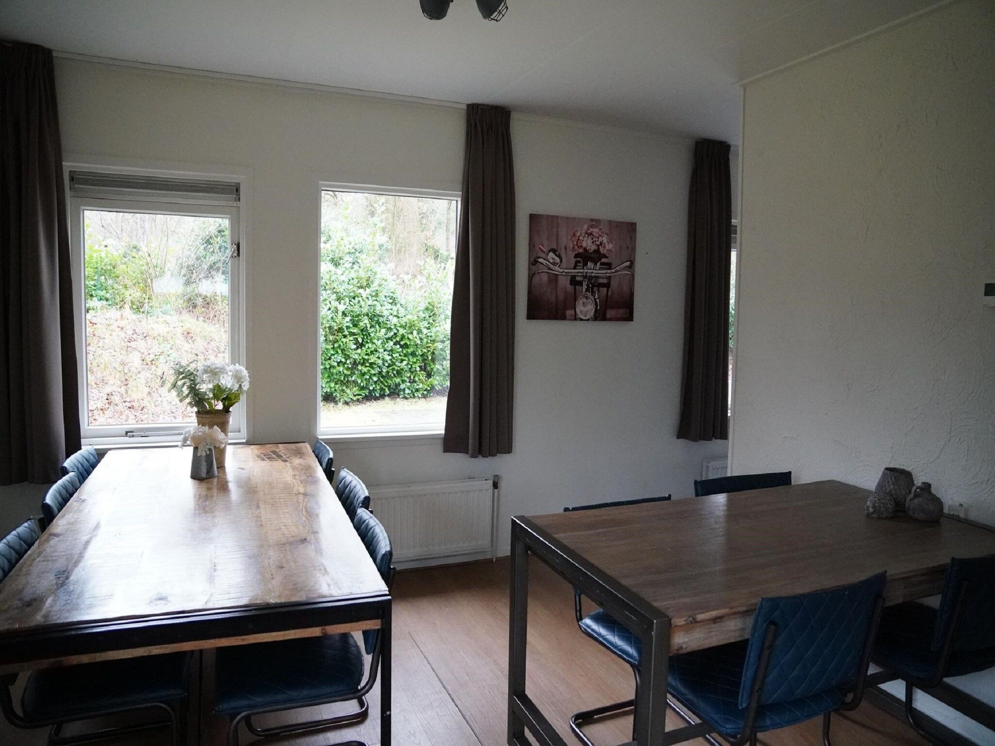 De eetkamer van Vakantiepark De Rimboe & De Woeste Hoogte 3 in Hoenderloo