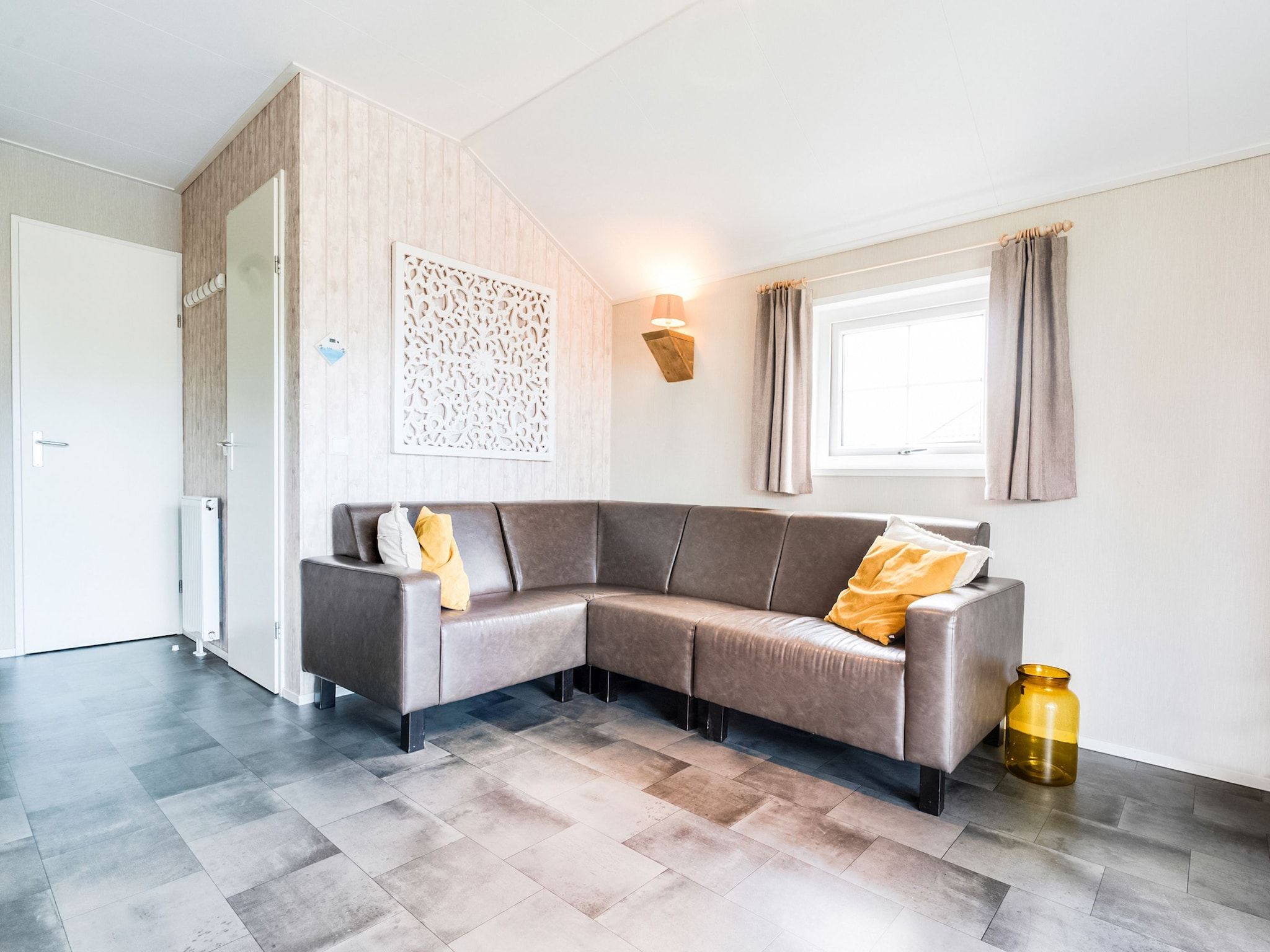 De woonkamer van Vakantiepark Eigen Wijze 6 in Bant