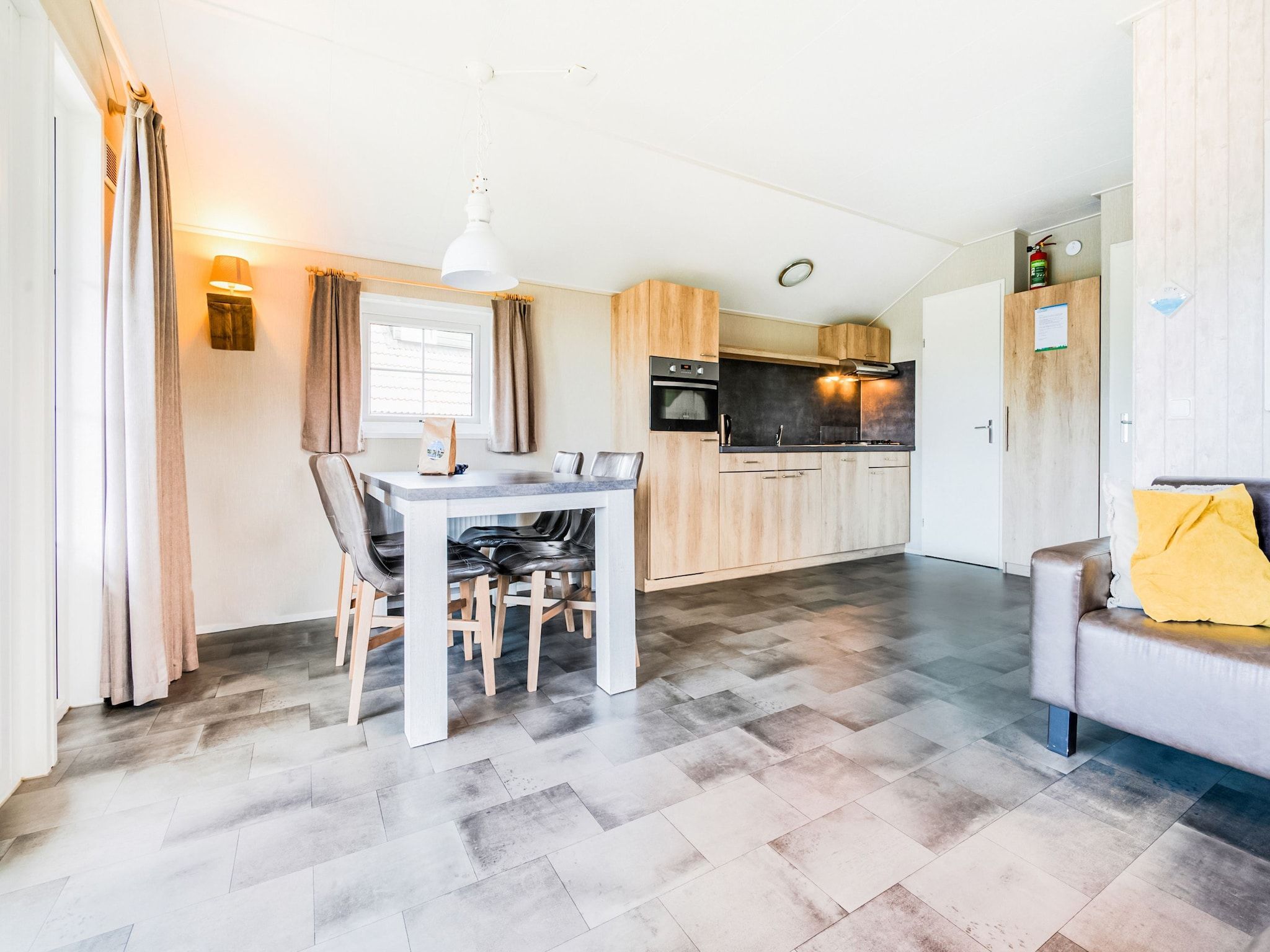 De woonkamer van Vakantiepark Eigen Wijze 6 in Bant