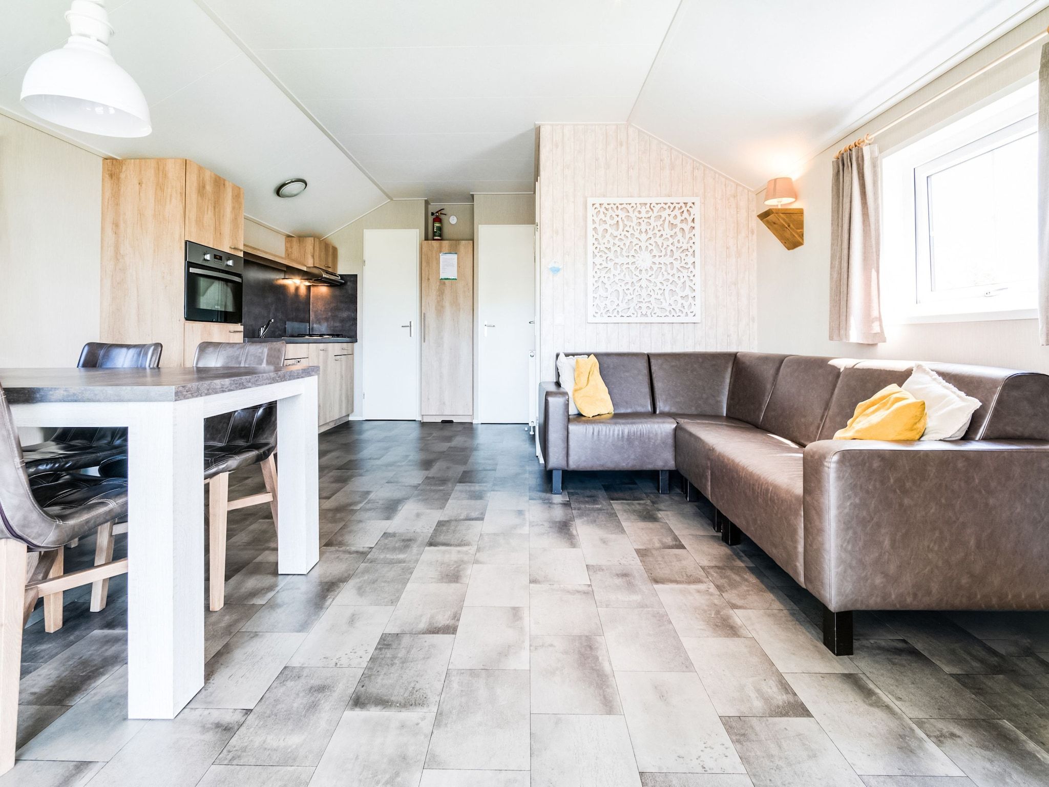 De woonkamer van Vakantiepark Eigen Wijze 6 in Bant