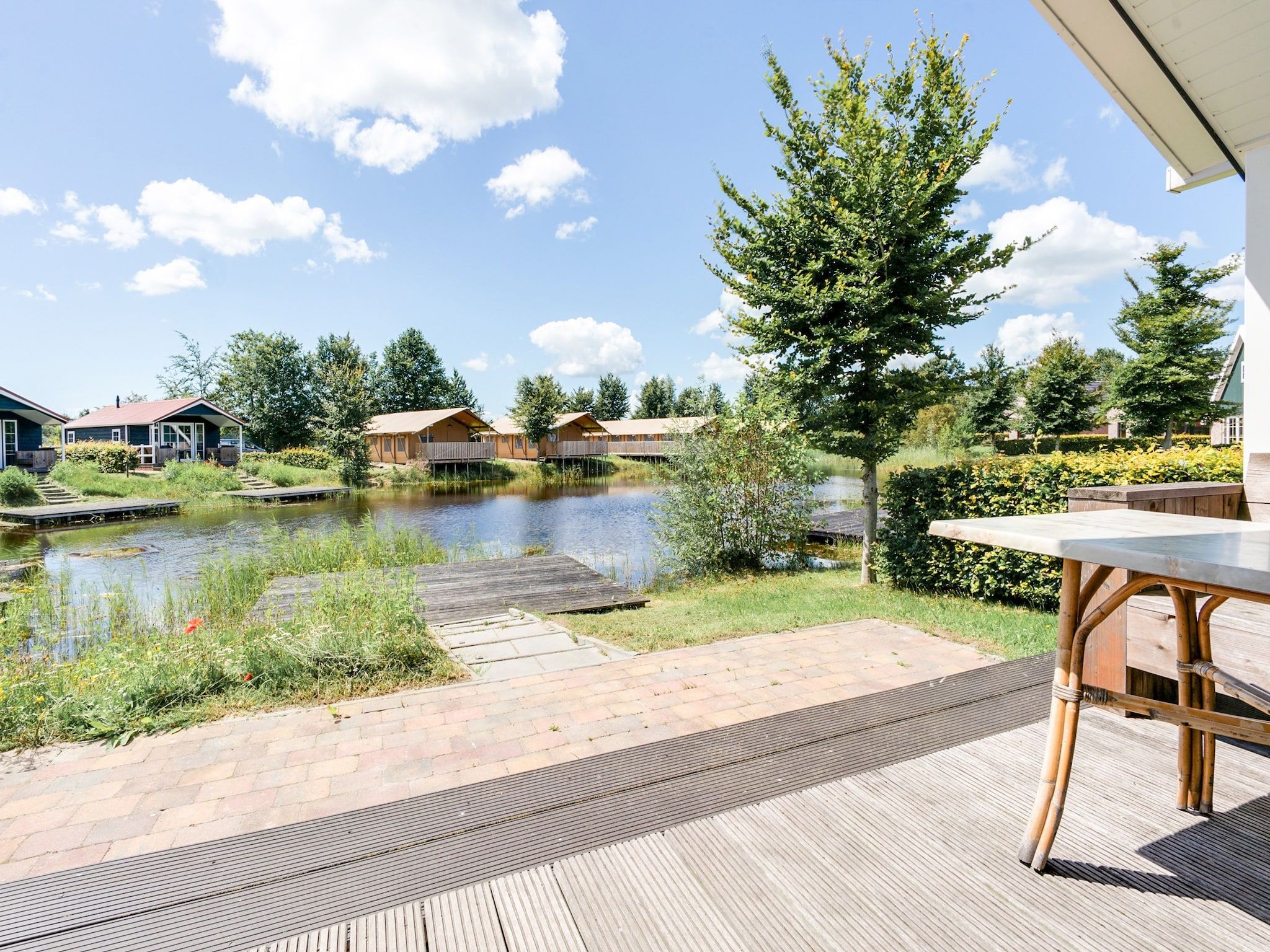 Het terras van Vakantiepark Eigen Wijze 6 in Bant