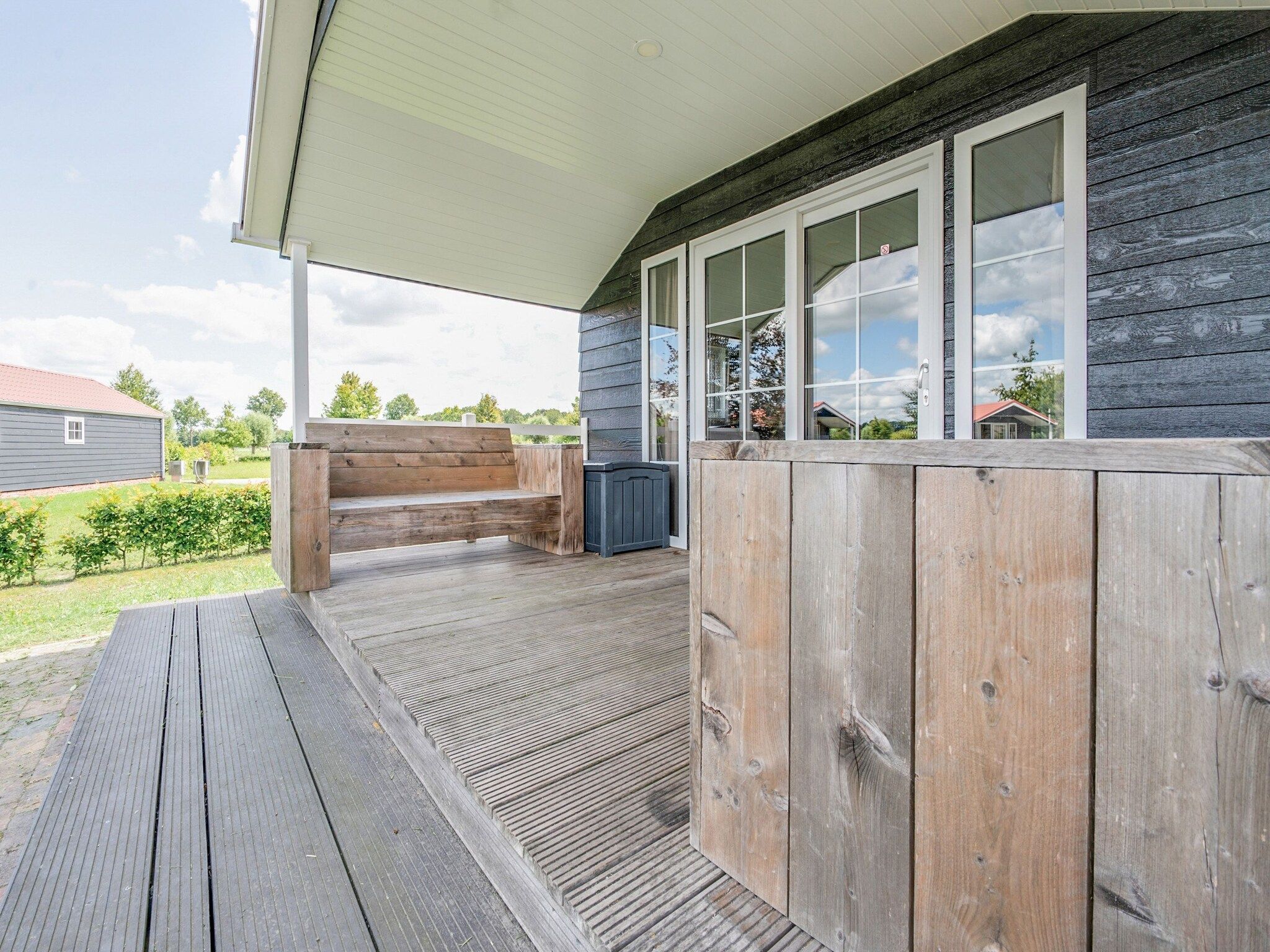 Het terras van Vakantiepark Eigen Wijze 6 in Bant