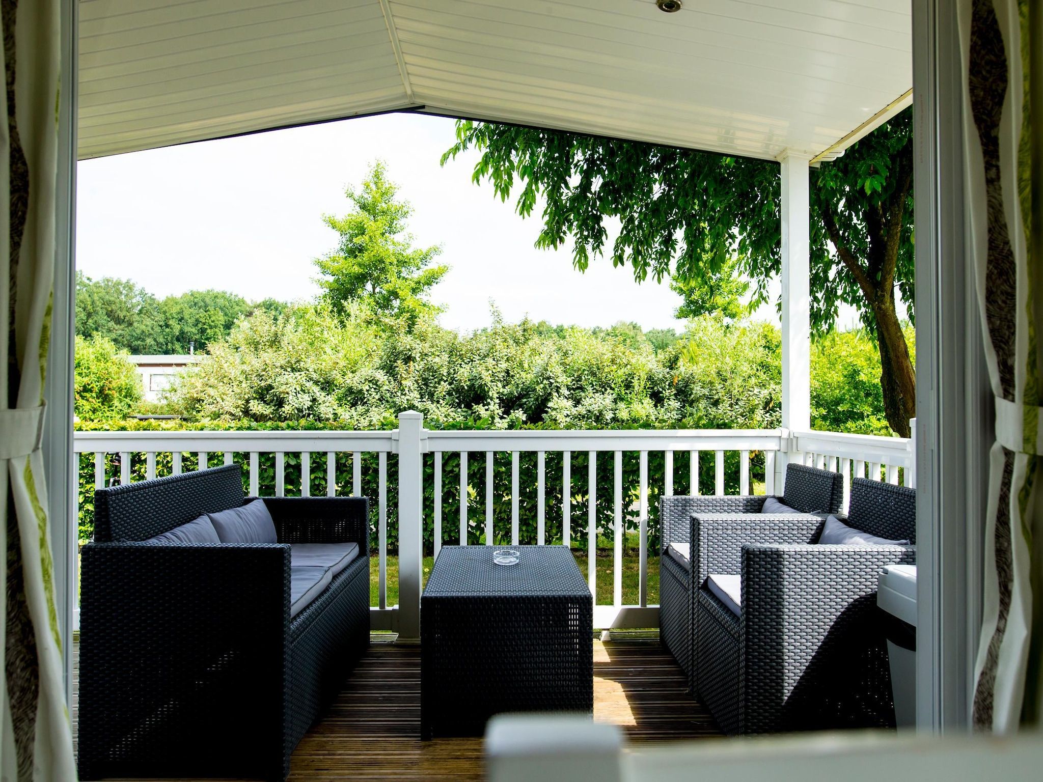 Het terras van Recreatiepark Duinhoeve 11 in Udenhout