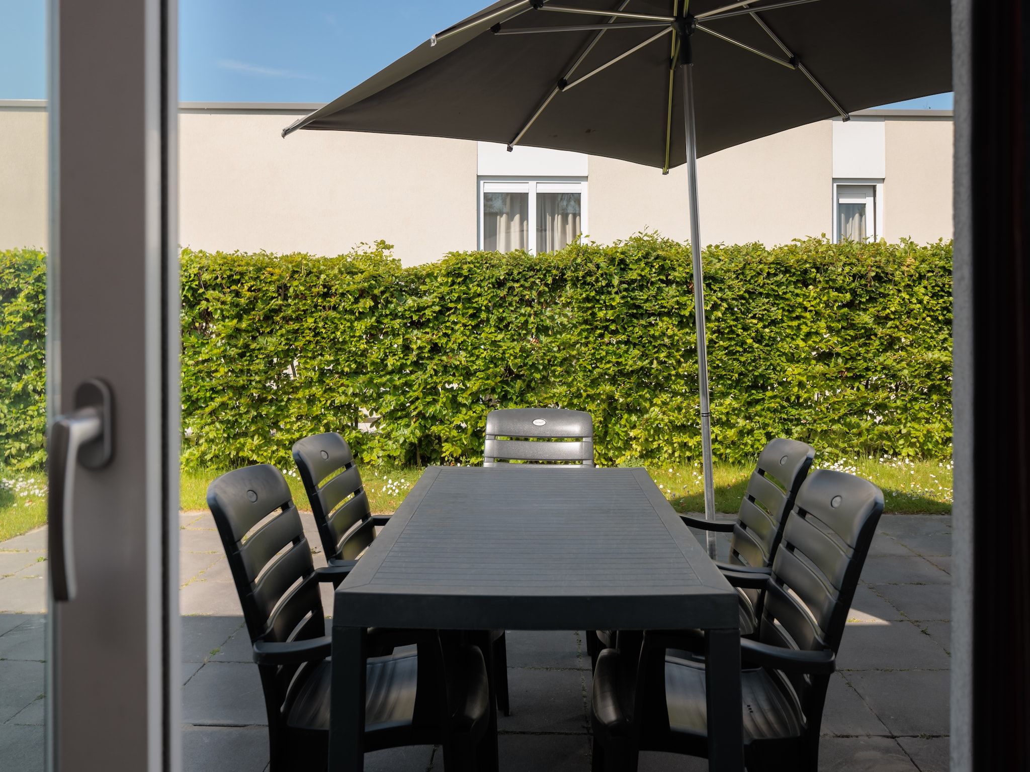 Het terras van Vakantiepark Zeebad 4 in Breskens