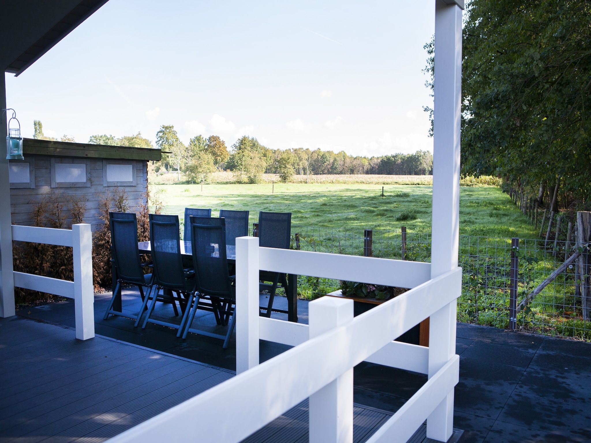 Het terras van Recreatiepark de Boshoek 22 in Voorthuizen